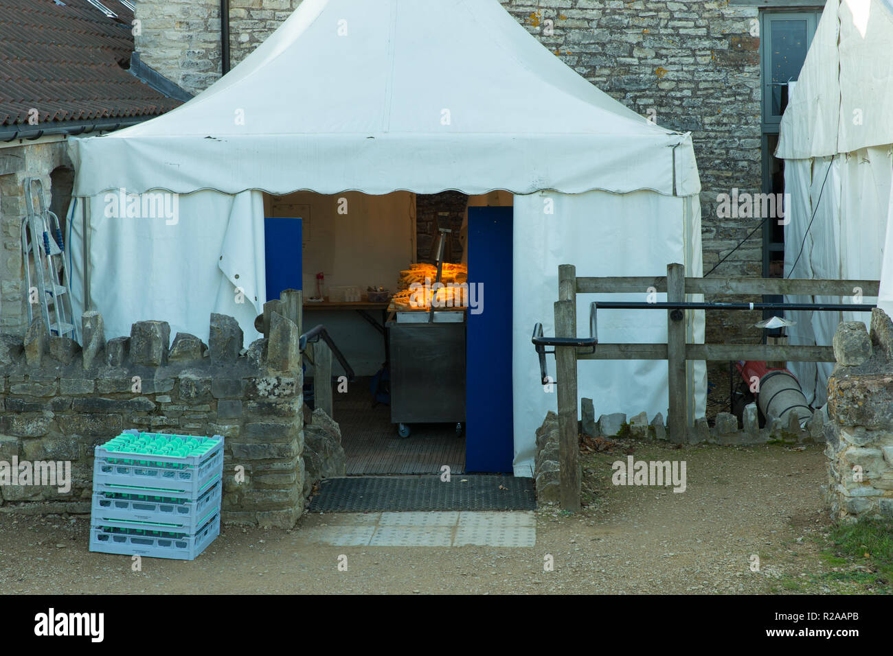 Centre de Folly Farm, près de Bristol, en vue marquee érigé pour l'alimentation pour la célébration de mariages Banque D'Images