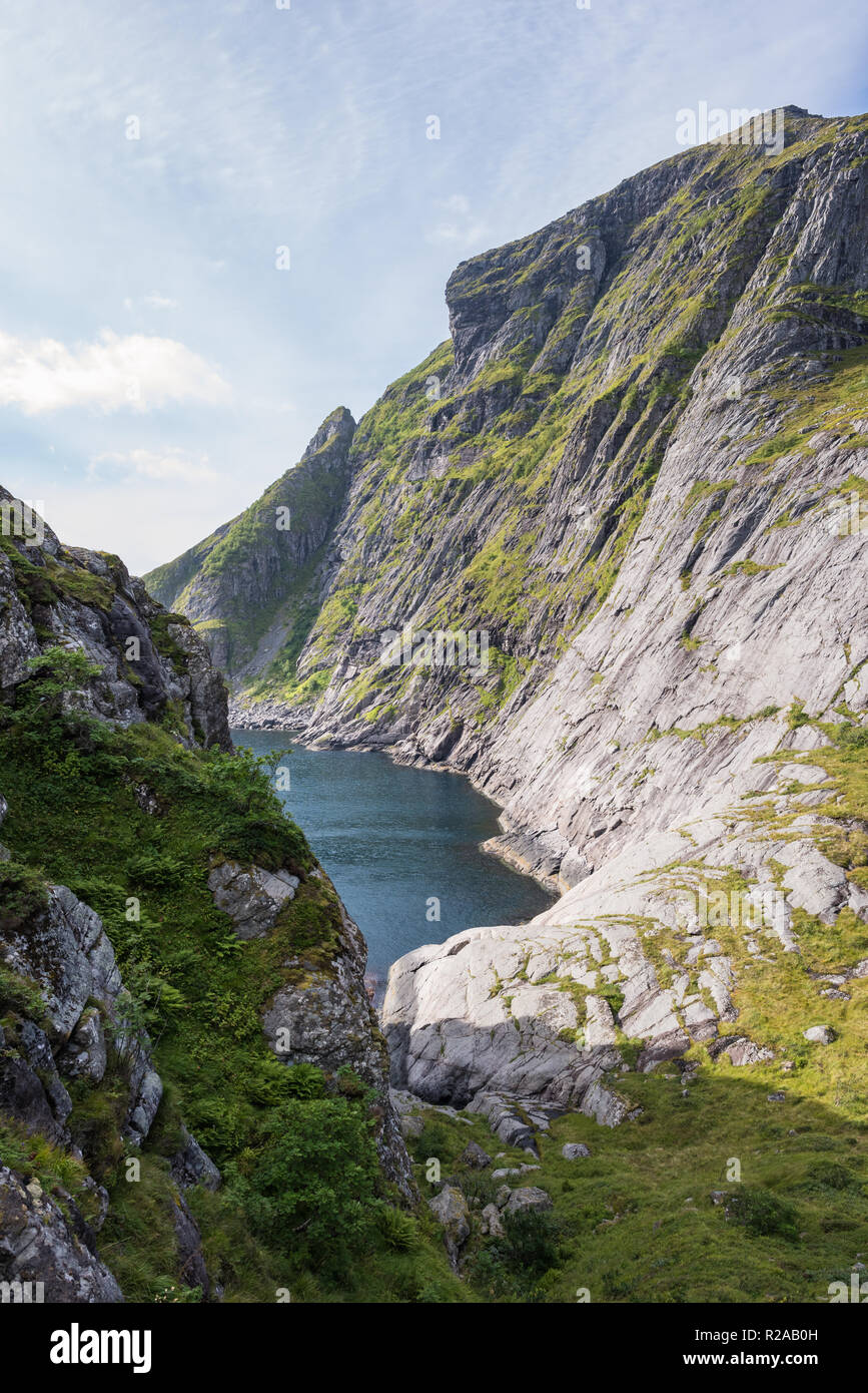 Paysage de montagne à l'été dans les îles Lofoten. La belle nature de la Norvège avec ses chaînes de montagnes à couper le souffle et des pics verts. Banque D'Images