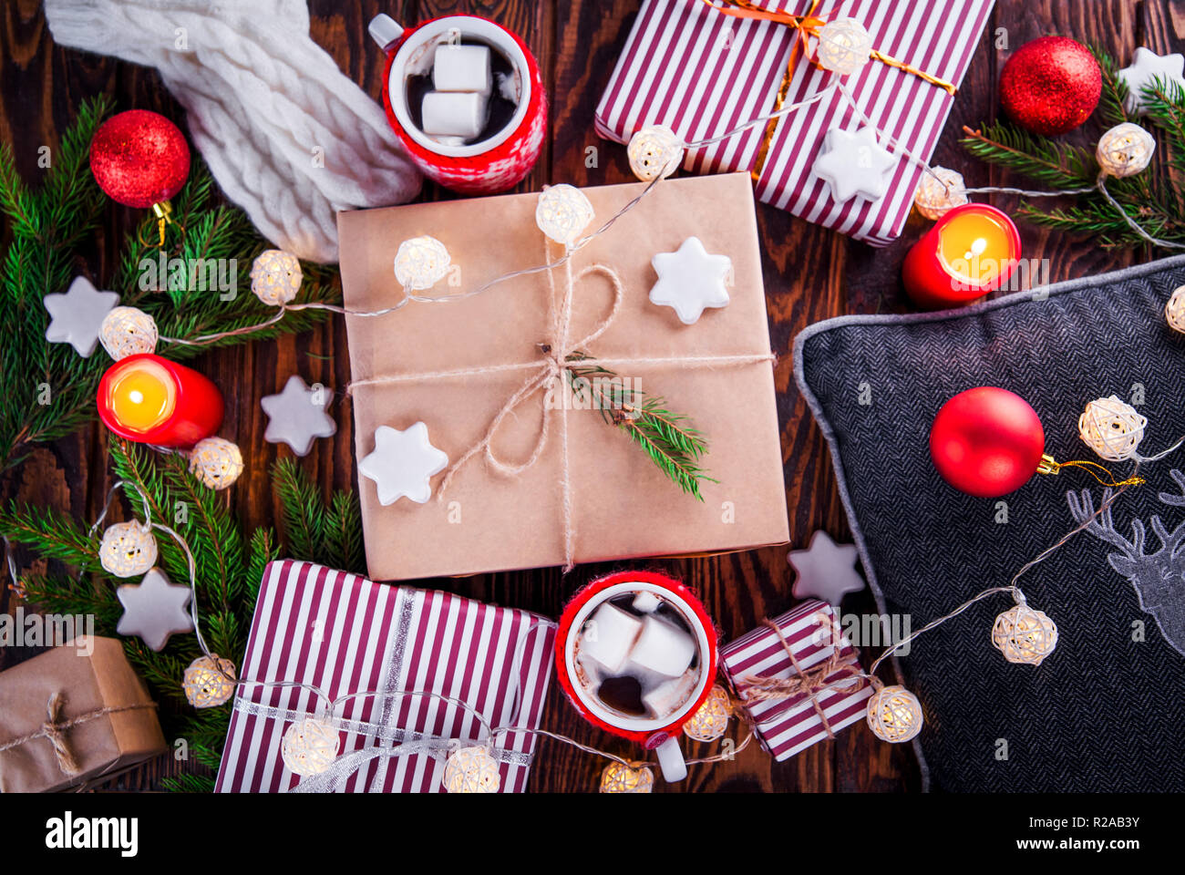Noël arrière-plan y compris des boîtes-cadeaux, chocolat chaud, branches de sapin et d'autres décorations de table en bois Banque D'Images