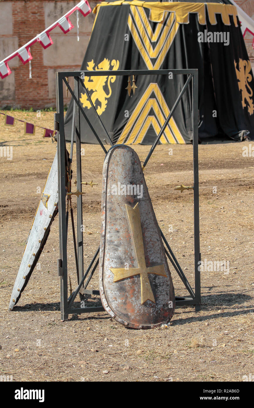 De premier plan dans les boucliers médiévale reconstitution d'un camp militaire médiévale Banque D'Images