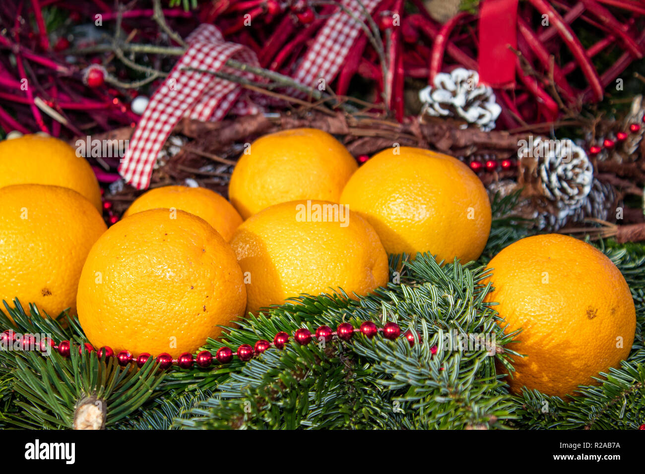 Beaucoup d'arrière-plan des oranges avec des pommes de pins Banque D'Images