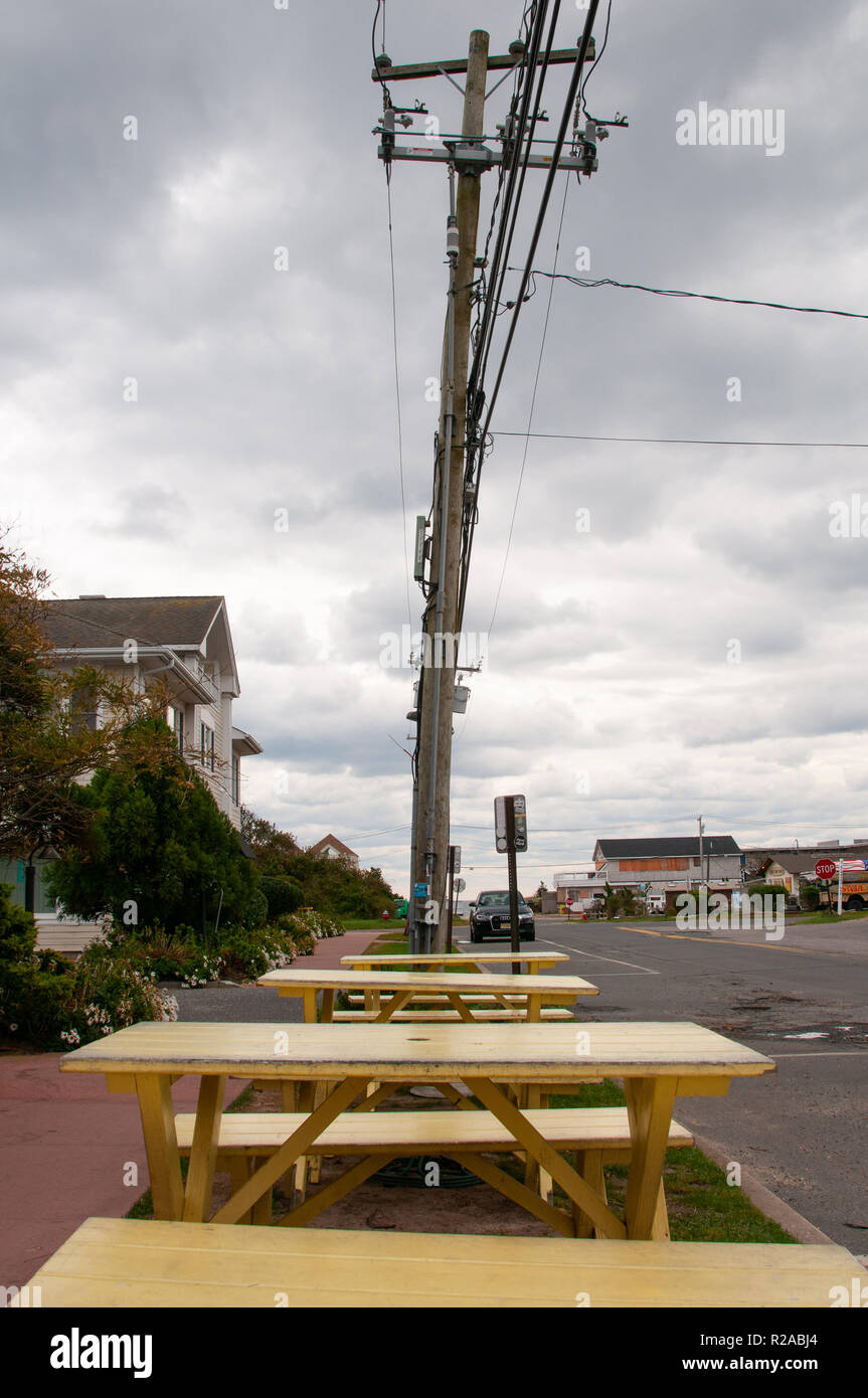 Des tables de pique-nique jaune Banque D'Images