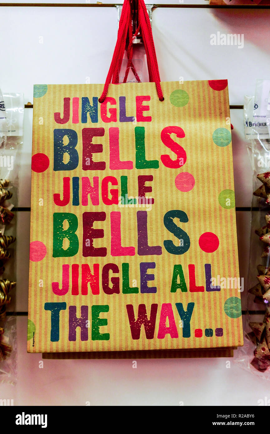 Jingle Bells tout le chemin écrit, dessiné sur un panier de Noël en exposition dans un magasin. Banque D'Images