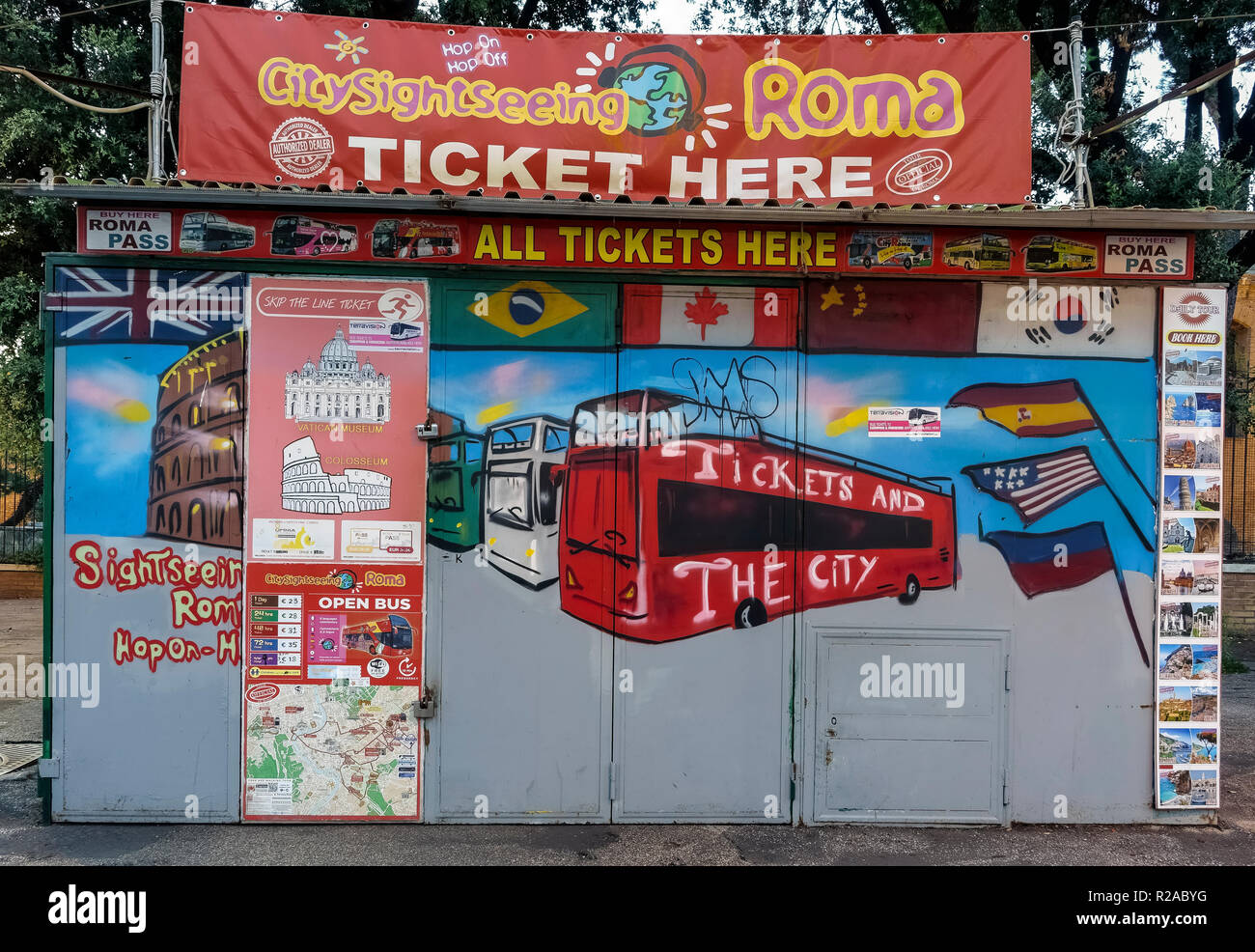 Guichet de bus touristique. Billets et la ville. Rome, Italie, Europe, Union européenne, UE. Banque D'Images