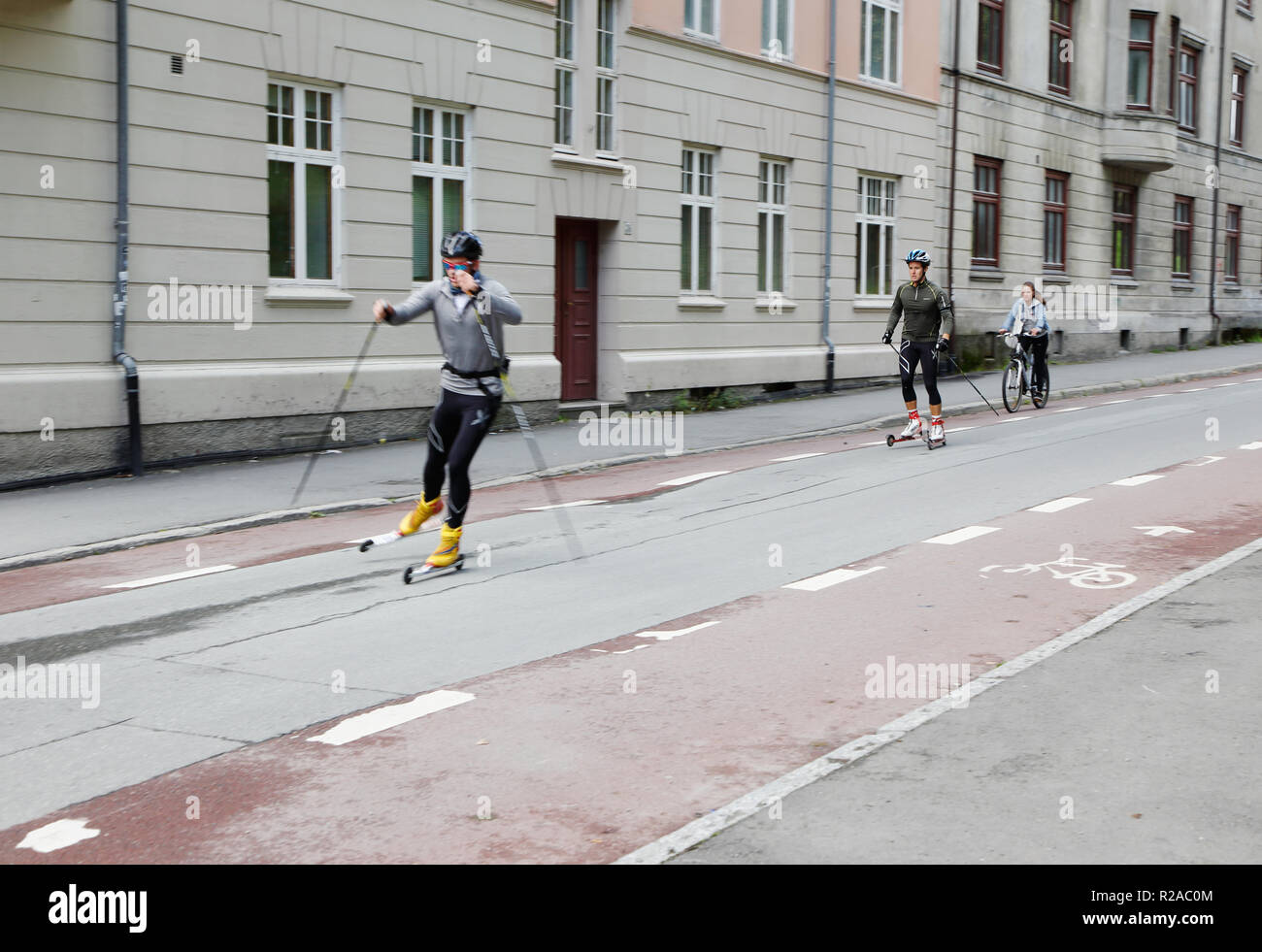 Trondheim, Norvège - 26 septembre 2015 : deux mâles sur rollerskis près de l'université. Banque D'Images