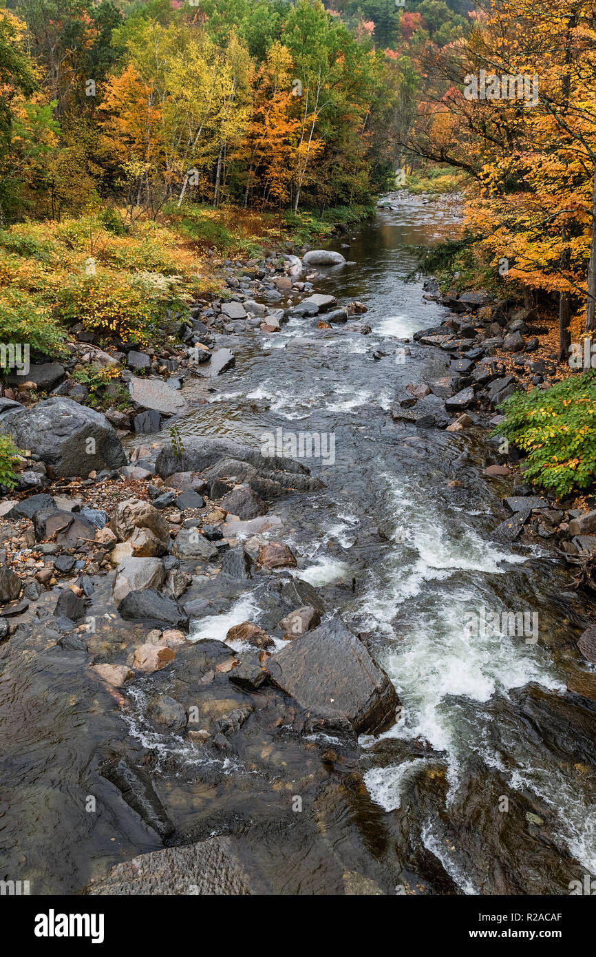 Le New Haven rivière traverse l'automne paysage d'automne, Bristol, New York, USA. paysage d'automne, Bristol, New York, USA. Banque D'Images
