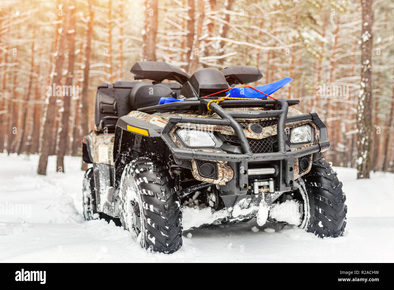 Close-up 4x4 ATV quad en forêt à l'hiver. Tous les 4RM-terreain stand  véhicule dans la neige lourde avec l'écartement de voie profonde. Sport et  aventure extrême saisonnières Voyage. Copyspace Photo Stock -