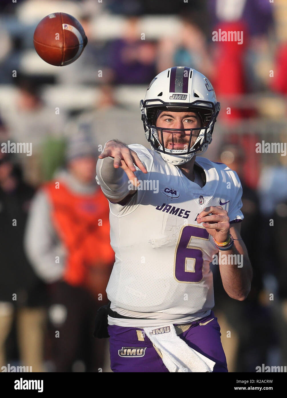 James Madison QB Ben DiNucci (6) passe le ballon lors d'un match contre Towson dans l'Association sportive coloniale l'action au stade de football Unitas, dans le Maryland le 17 novembre 2018. Les Ducs James Madison a vaincu les Tigres Towson 38-17. Photo/ Mike Buscher/ Cal Sport Media Banque D'Images