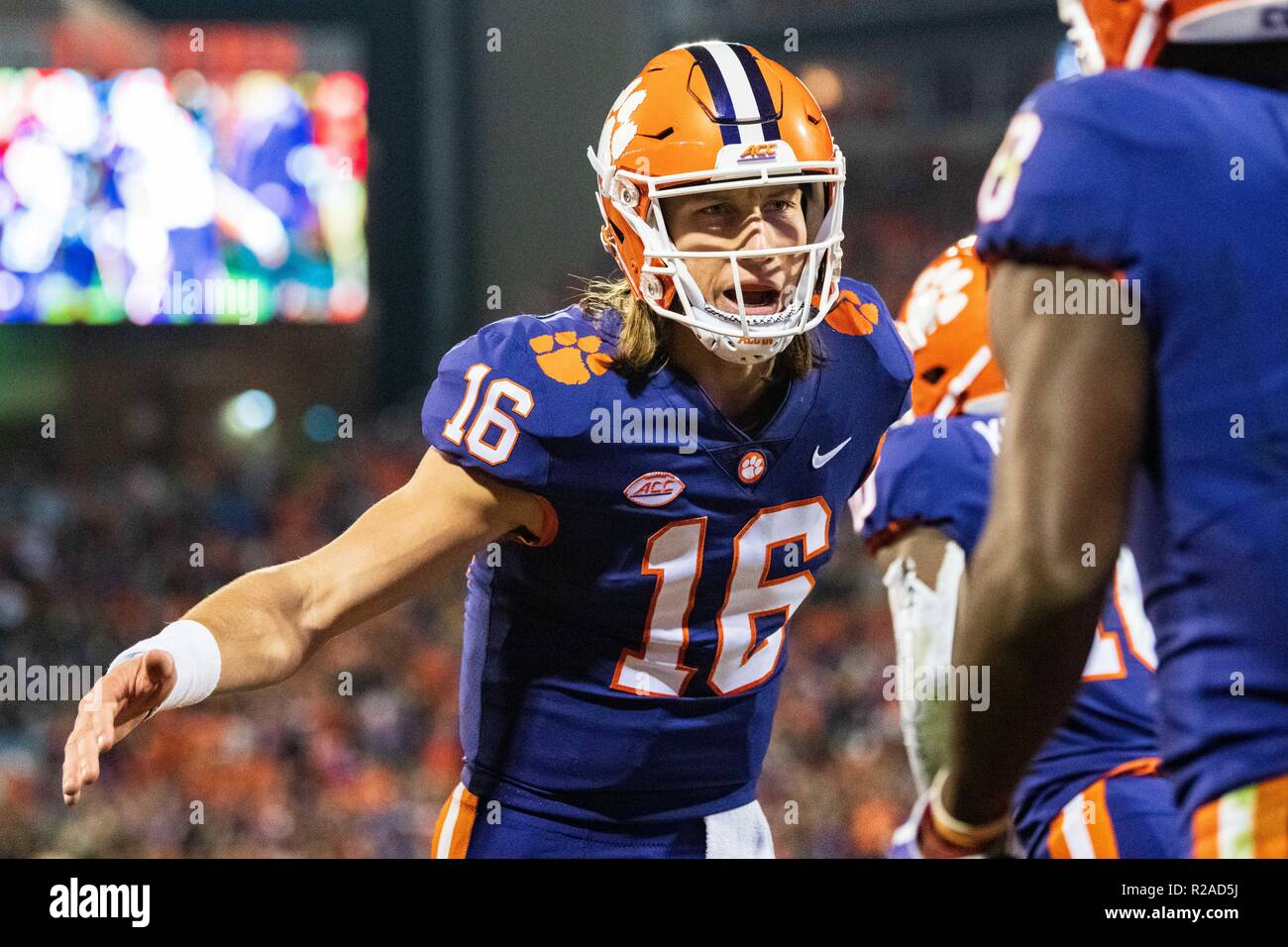 Clemson Tigers quarterback Trevor Lawrence (16) au cours de la NCAA college football match entre le Duc et Clemson le samedi 17 novembre 2018 au Memorial Stadium à Clemson, SC. Jacob Kupferman/CSM Banque D'Images