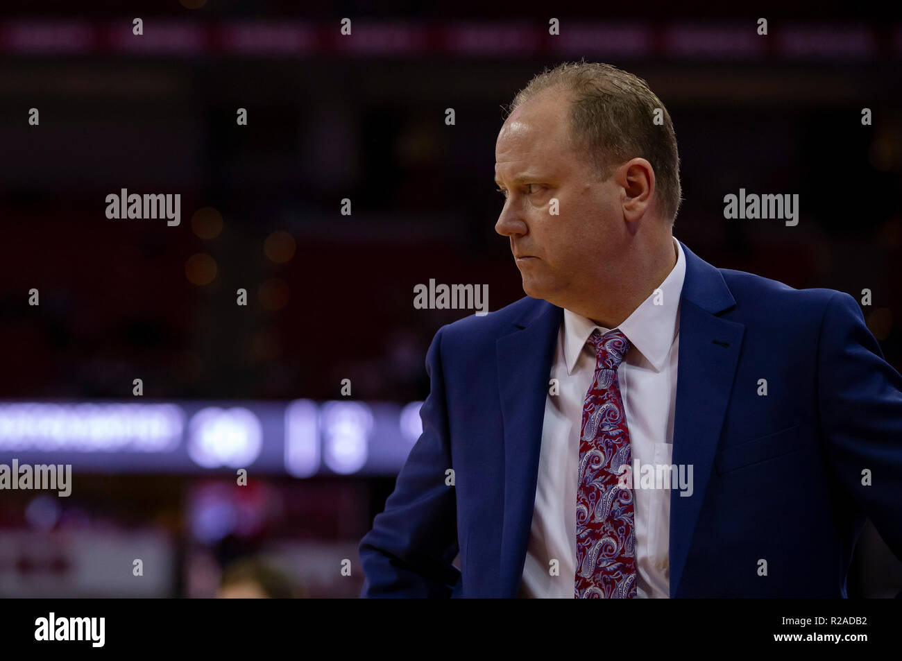 Madison, WI, USA. 17 novembre, 2018. L'entraîneur-chef Greg Wisconsin Gard cherche sur pendant le match de basket-ball de NCAA entre les Houston Baptist Huskies et le Wisconsin Badgers au Kohl Center à Madison, WI. Le Wisconsin a battu Houston Baptist 96-59. John Fisher/CSM/Alamy Live News Banque D'Images