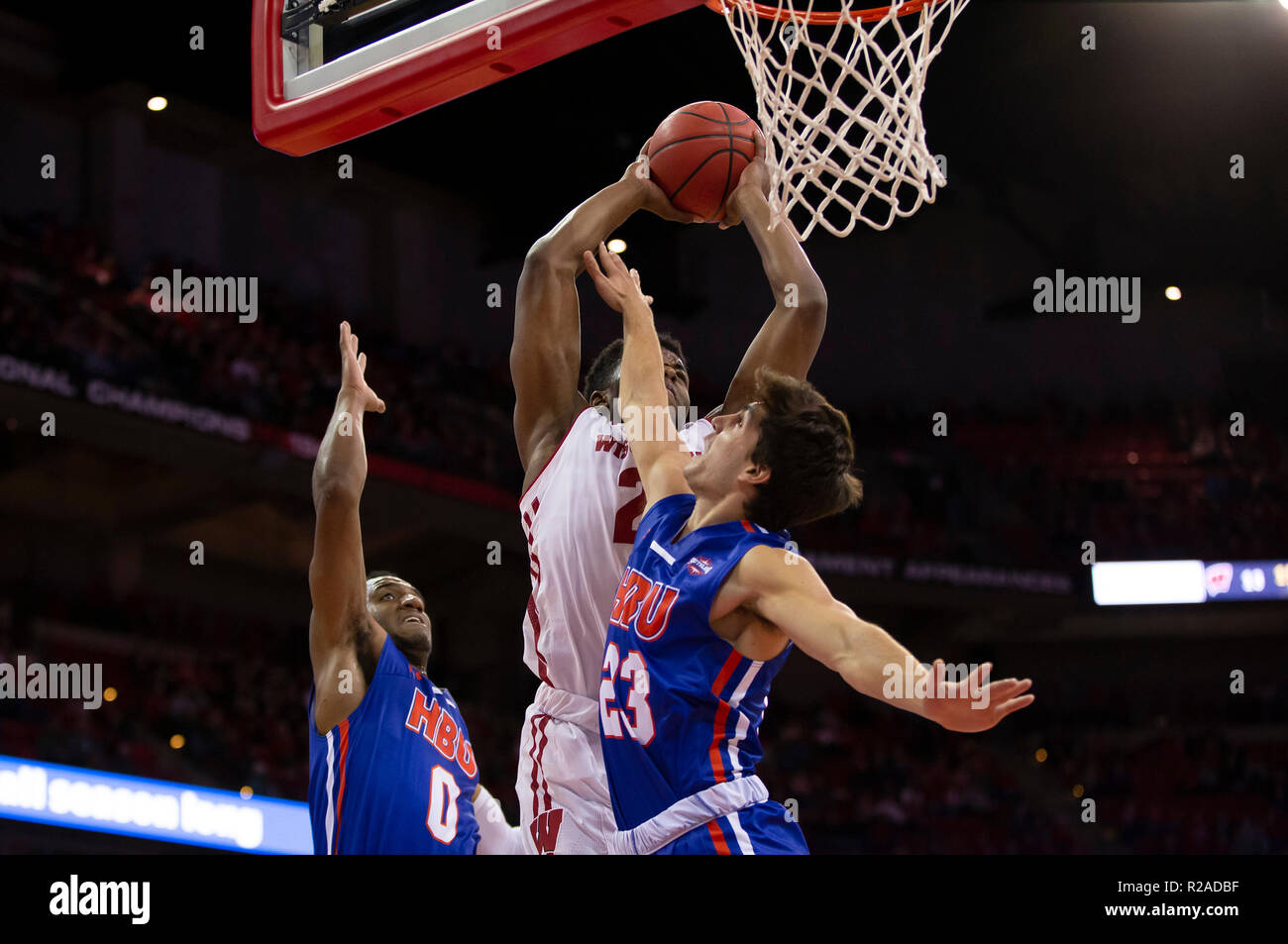 Madison, WI, USA. 17 novembre, 2018. Wisconsin Badgers guard Khalil Iverson # 21 s'empare d'un rebond au cours du jeu de basket-ball de NCAA entre les Houston Baptist Huskies et le Wisconsin Badgers au Kohl Center à Madison, WI. Le Wisconsin a battu Houston Baptist 96-59. John Fisher/CSM/Alamy Live News Banque D'Images