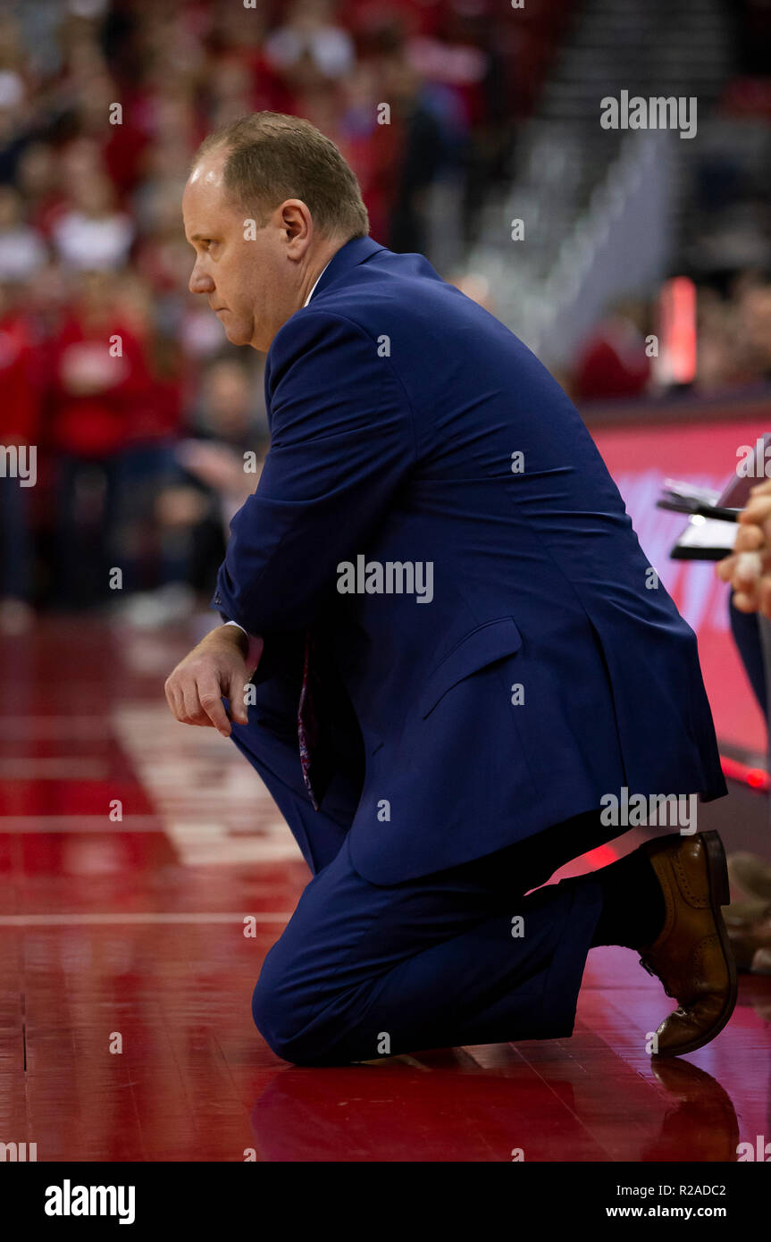 Madison, WI, USA. 17 novembre, 2018. L'entraîneur-chef Greg Wisconsin Gard cherche sur pendant le match de basket-ball de NCAA entre les Houston Baptist Huskies et le Wisconsin Badgers au Kohl Center à Madison, WI. Le Wisconsin a battu Houston Baptist 96-59. John Fisher/CSM/Alamy Live News Banque D'Images