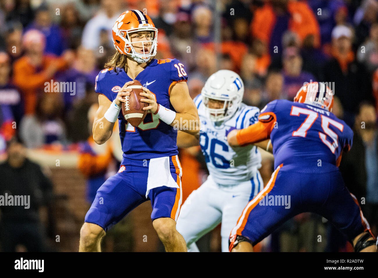 Clemson Tigers quarterback Trevor Lawrence (16) au cours de la NCAA college football match entre le Duc et Clemson le samedi 17 novembre 2018 au Memorial Stadium à Clemson, SC. Jacob Kupferman/CSM Banque D'Images