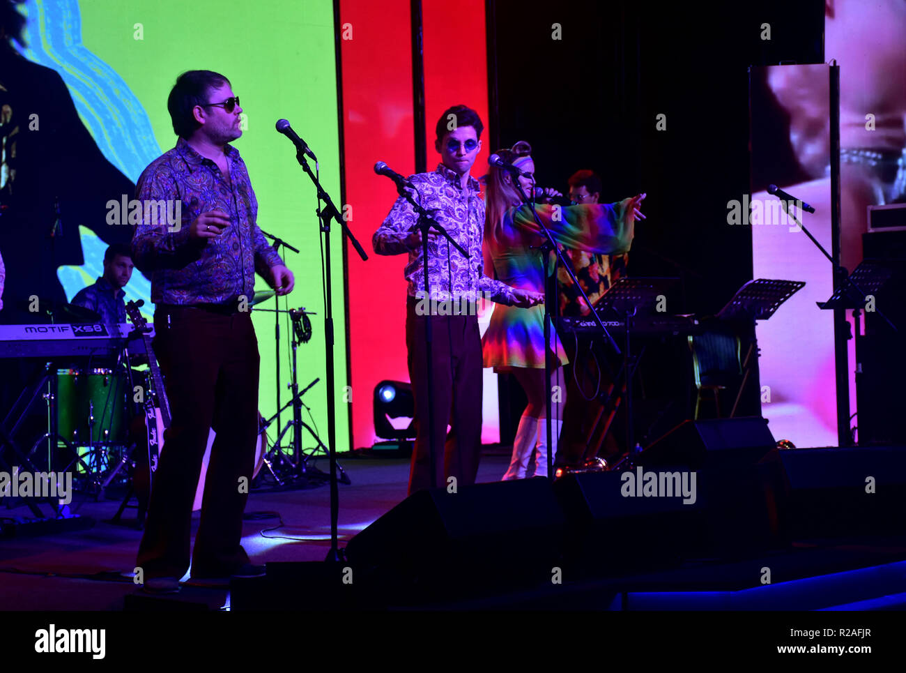Mumbai, Inde. 17 novembre, 2018. Les artistes de bande rétro effectuer chez Bluestar's Platinum événement jubilaire à l'hôtel JW Marriott Sahar à Mumbai. La bande rétro sont venus de France pour effectuer la 1ère fois en Inde. Azhar Khan/Alamy Live News Banque D'Images
