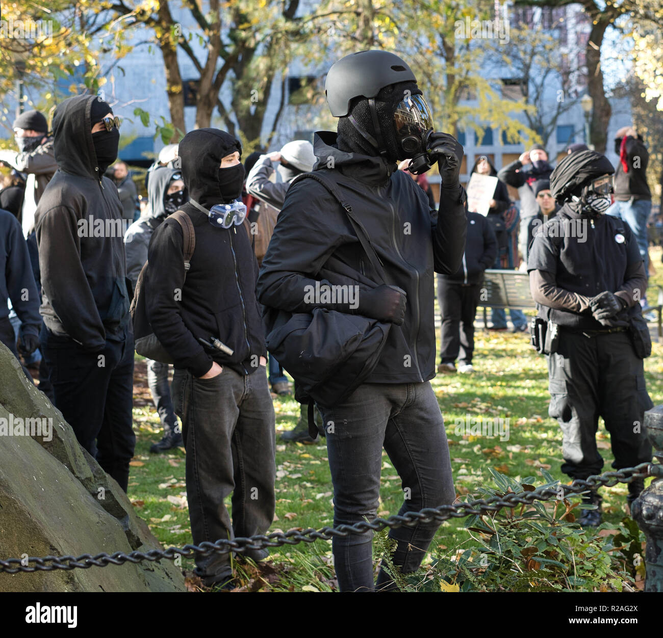 Rose City Antifa est venu habillé pour la bataille. Banque D'Images