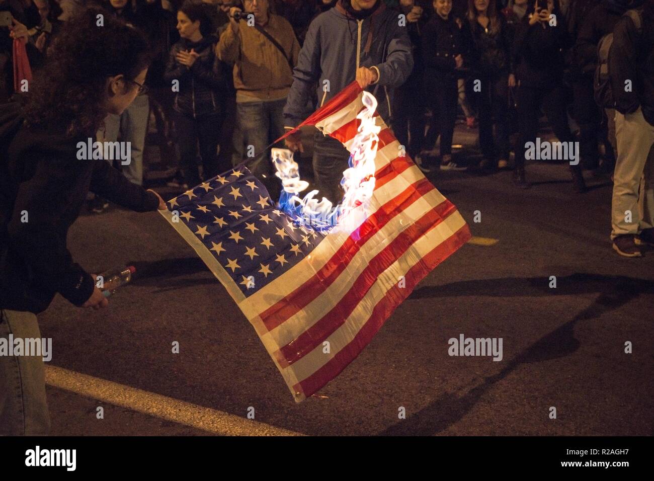 Les protestataires sont vu brûler un drapeau américain pendant la manifestation. Des milliers de personnes ont démontré au cours de la 45e anniversaire de l'École Polytechnique soulèvement contre la junte militaire en 1973. Banque D'Images