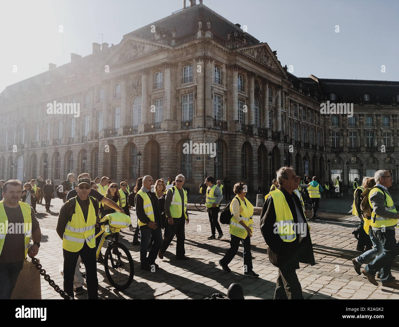 Bordeaux, France - 17 novembre 2018 : démonstration jaune contre augmenter les taxes sur l'essence et diesel introduit gouvernement de France Crédit : sportpoint/Alamy Live News Banque D'Images