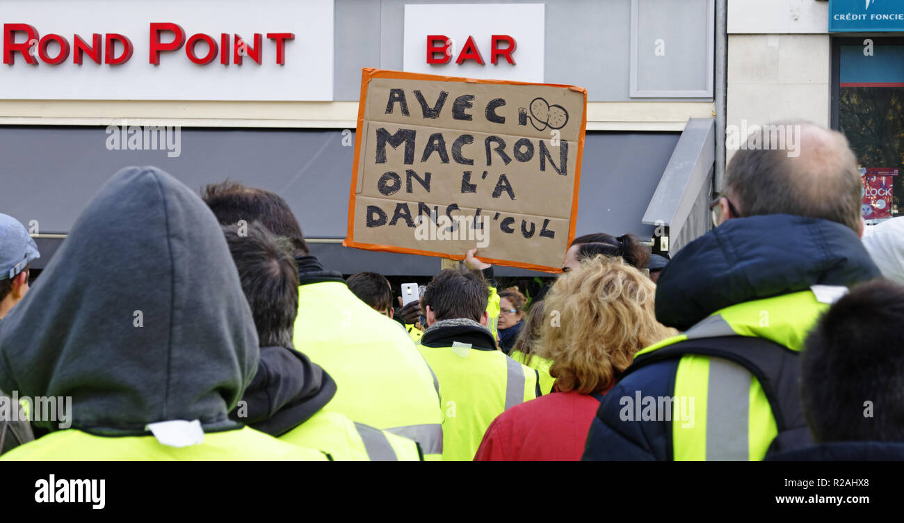 Laval, Mayenne, Pays de la Loire, France. 17 novembre 2018, des manifestations dans toute la France, mouvement des gilets jaunes contre la hausse du carburant et la vie chère. Crédit : Joel Douillet/Alamy Live News Banque D'Images