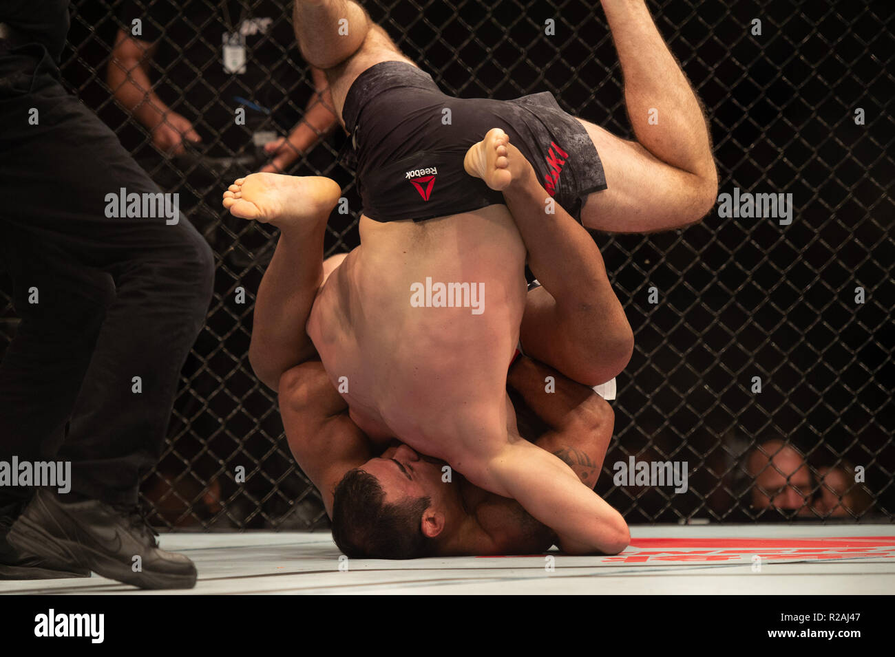 Buenos Aires, Argentine. 17 novembre 2018 l'UFC Fight Night 140. Michael Prazares Fabinski Bartosz défaites par présentation au cours de l'UFC Fight Night 140 au stade Marie Terán de Weiss, Buenos Aires le samedi 17 novembre 2018. ©MI News & Sport Ltd | Alamy Live News Banque D'Images