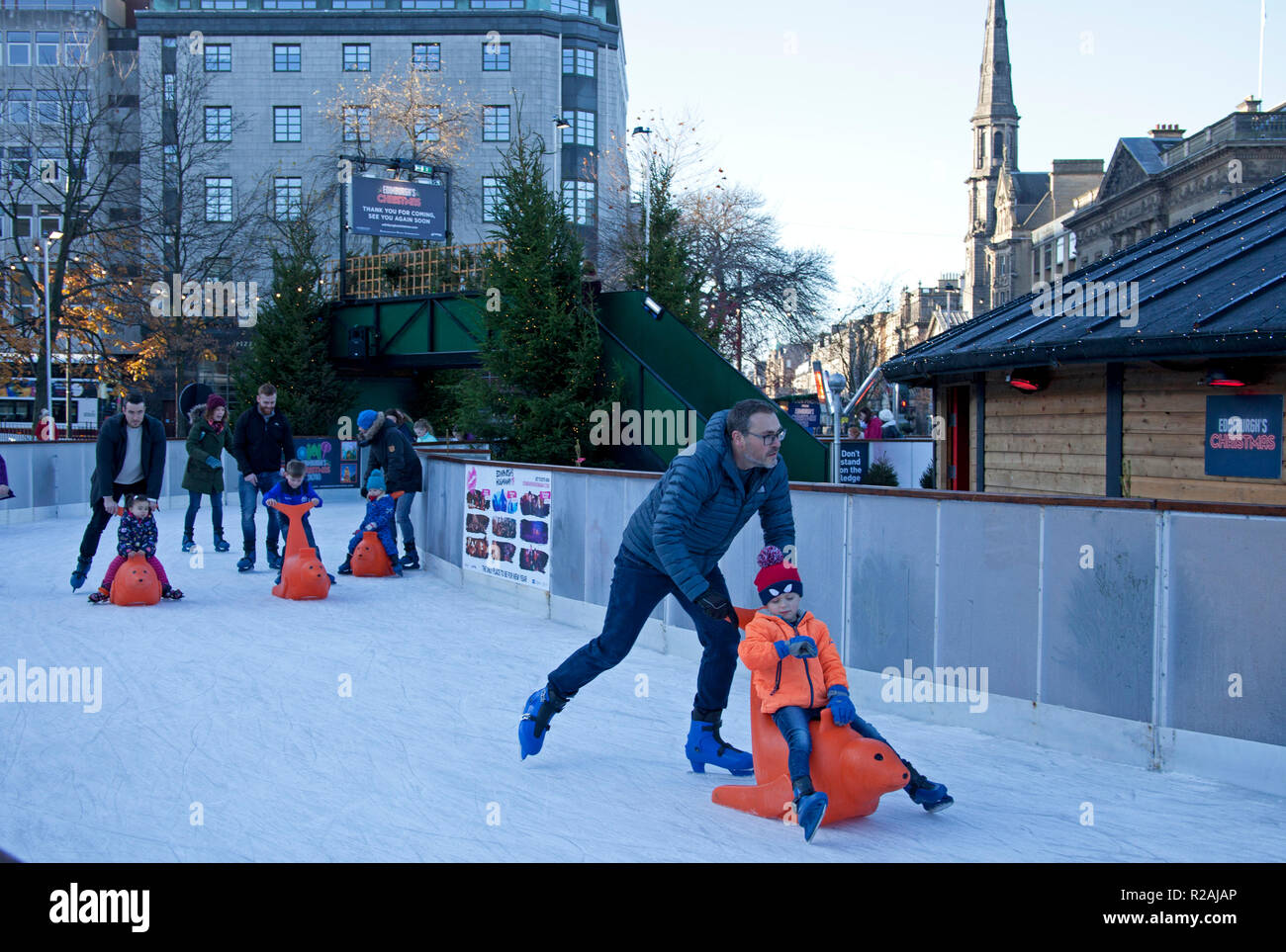 Edimbourg, Ecosse. UK 18 novembre 2018. Le soleil a des gens de visiter la St Andrew's Square patinoire qui a eu un début mais slowish a commencé à occupé jusqu'à l'après-midi. Banque D'Images
