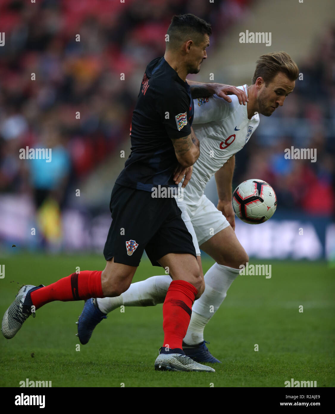 Londres, Royaume-Uni. Nov 18 Nov 2018 2018.18e. DEJAN LOVREN ET HARRY KANE GBD13012 UTILISATION ÉDITORIALE STRICTEMENT SEULEMENT. Si le joueur/joueurs représentés dans cette image est/sont de jouer pour un club anglais ou l'équipe d'Angleterre. Puis cette image ne peut être utilisé qu'à des fins rédactionnelles. Pas d'utilisation commerciale. Les usages suivants sont également restreintes MÊME SI DANS UN CONTEXTE ÉDITORIAL : utilisez conjointement avec, ou partie de, toute l'audio, vidéo, données, listes de luminaire, club ou la Ligue de logos, pari, jeux ou n'importe quel 'live' services. Sont également restreintes dans les usages P P Allstar Crédit : Crédit : Allstar Photo Library/Alamy Banque D'Images