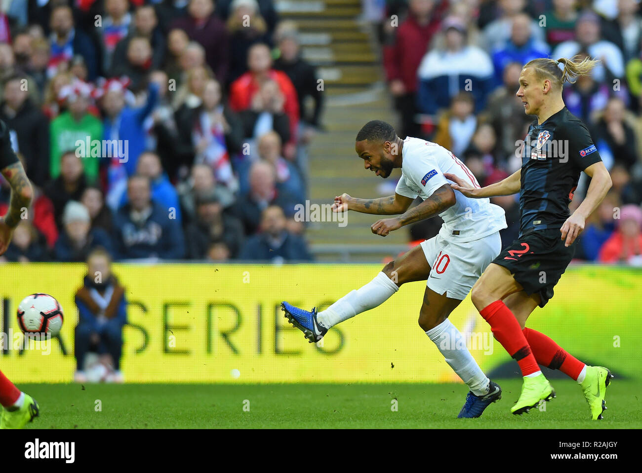 Londres, Royaume-Uni. 18 novembre 2018. Avant l'Angleterre Raheem Sterling (10) (à gauche) prend un coup au cours de l'UEFA Ligue Nations match entre l'Angleterre et la Croatie au stade de Wembley, Londres, le dimanche 18 novembre 2018. (©MI News & Sport Ltd | Alamy Live News) Banque D'Images