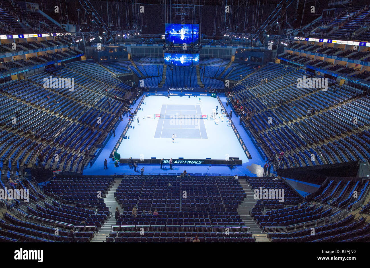 O2 Arena, London, UK. 18 novembre, 2018. Centre court à l'O2 se prépare  pour le jour des finales de l'ATP 2018. Finale Nitto Alexander Zverev  (GER), classée 3 jouera numéro 1 mondial