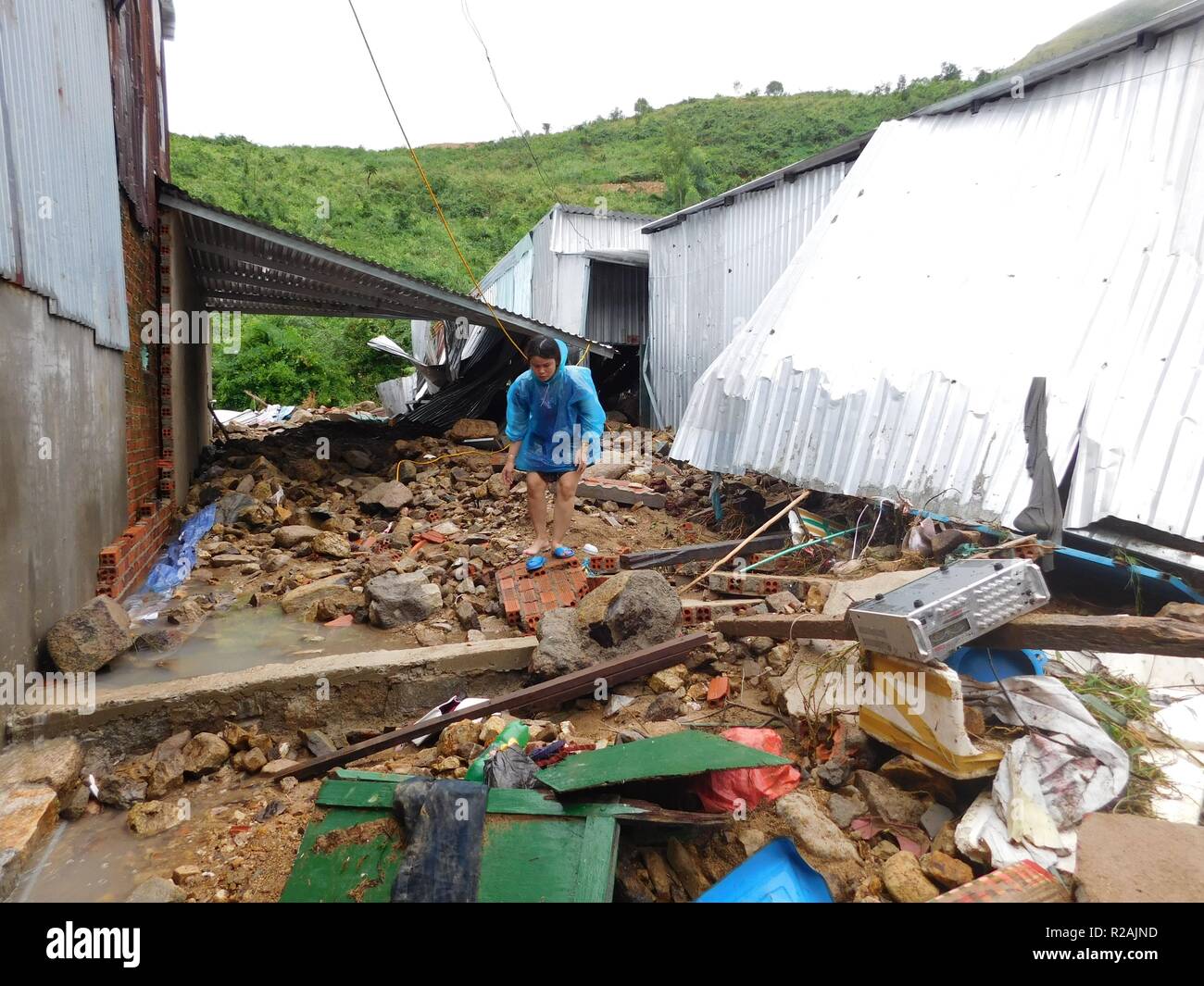 Nha Trang, Viêt Nam. 18 Nov, 2018. Un résident local recueille ses biens après un glissement de terrain de la ville de Nha Trang, province de Khanh Hoa, Vietnam, le 18 novembre, 2018. Les glissements de terrain et inondations étincelaient par le typhon Toraji ont fait au moins 12 morts, six blessés et deux disparus au Vietnam central de la ville de Nha Trang, selon les autorités locales le dimanche. Source : Xinhua/VNA/Alamy Live News Banque D'Images