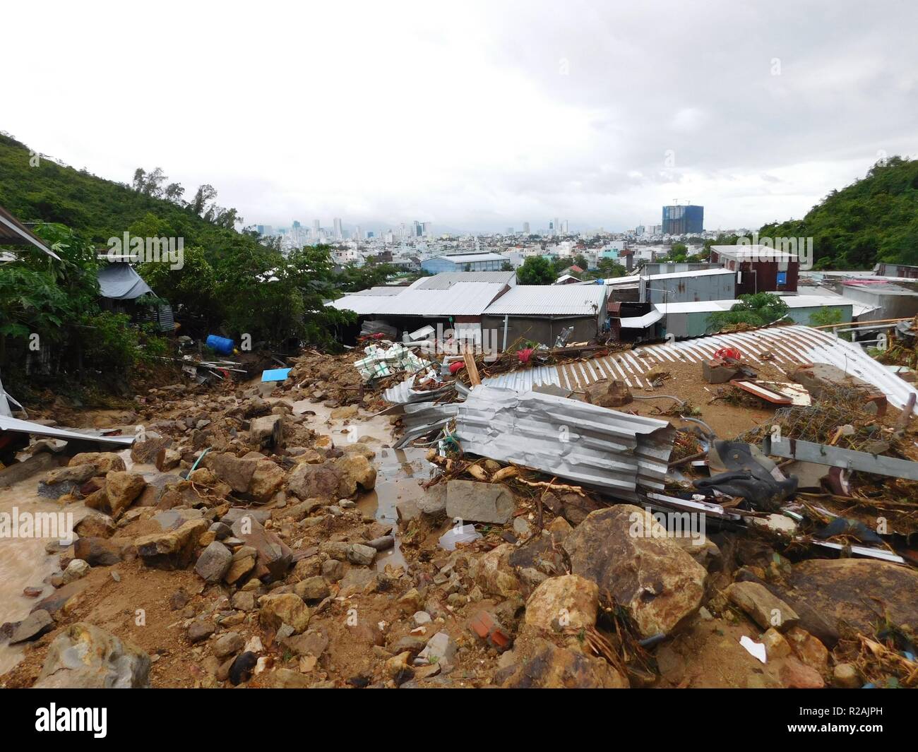 Nha Trang, Viêt Nam. 18 Nov, 2018. Maisons endommagées n'est observée après un glissement de terrain de la ville de Nha Trang, province de Khanh Hoa, Vietnam, le 18 novembre, 2018. Les glissements de terrain et inondations étincelaient par le typhon Toraji ont fait au moins 12 morts, six blessés et deux disparus au Vietnam central de la ville de Nha Trang, selon les autorités locales le dimanche. Source : Xinhua/VNA/Alamy Live News Banque D'Images