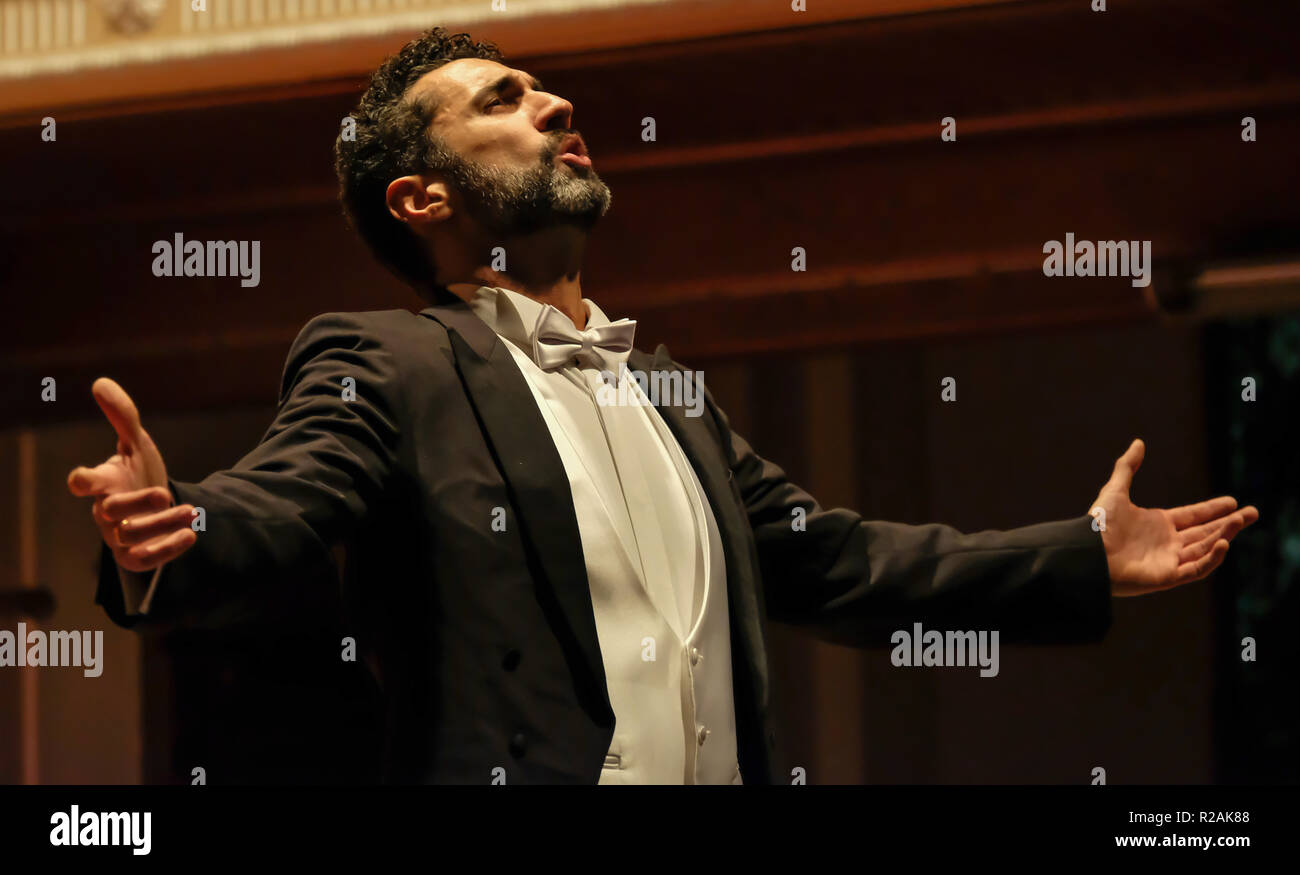 East Sussex, Royaume-Uni. 18 novembre 2018. Ramtin ténor Ghazavi & pianiste Oliver Poole exécuter un programme mixte à l'Opus Theatre Hastings.. Crédit : charlie bryan/Alamy Live News Banque D'Images