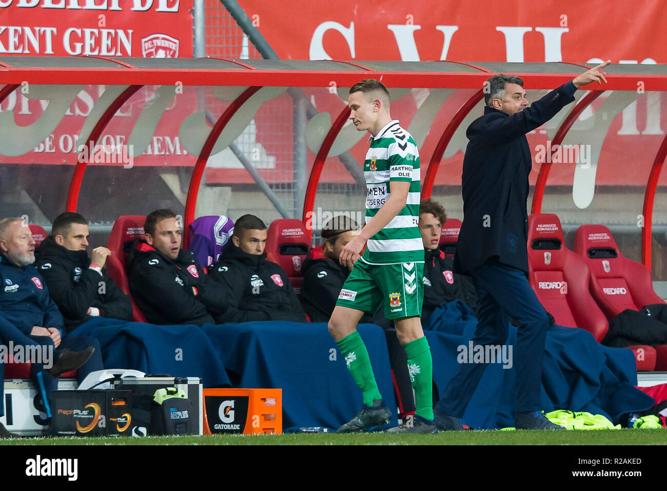 Enschede, Pays-Bas. 18 Nov, 2018 Saison 2018 / 2019., néerlandais Keuken Kampioen Divisie. Résultat final 0-1, GA Eagles dvd Julian Lelieveld (L) doit quitter le terrain avec un carton rouge pendant le match Twente - Go Ahead Eagles : Crédit Photos Pro/Alamy Live News Banque D'Images