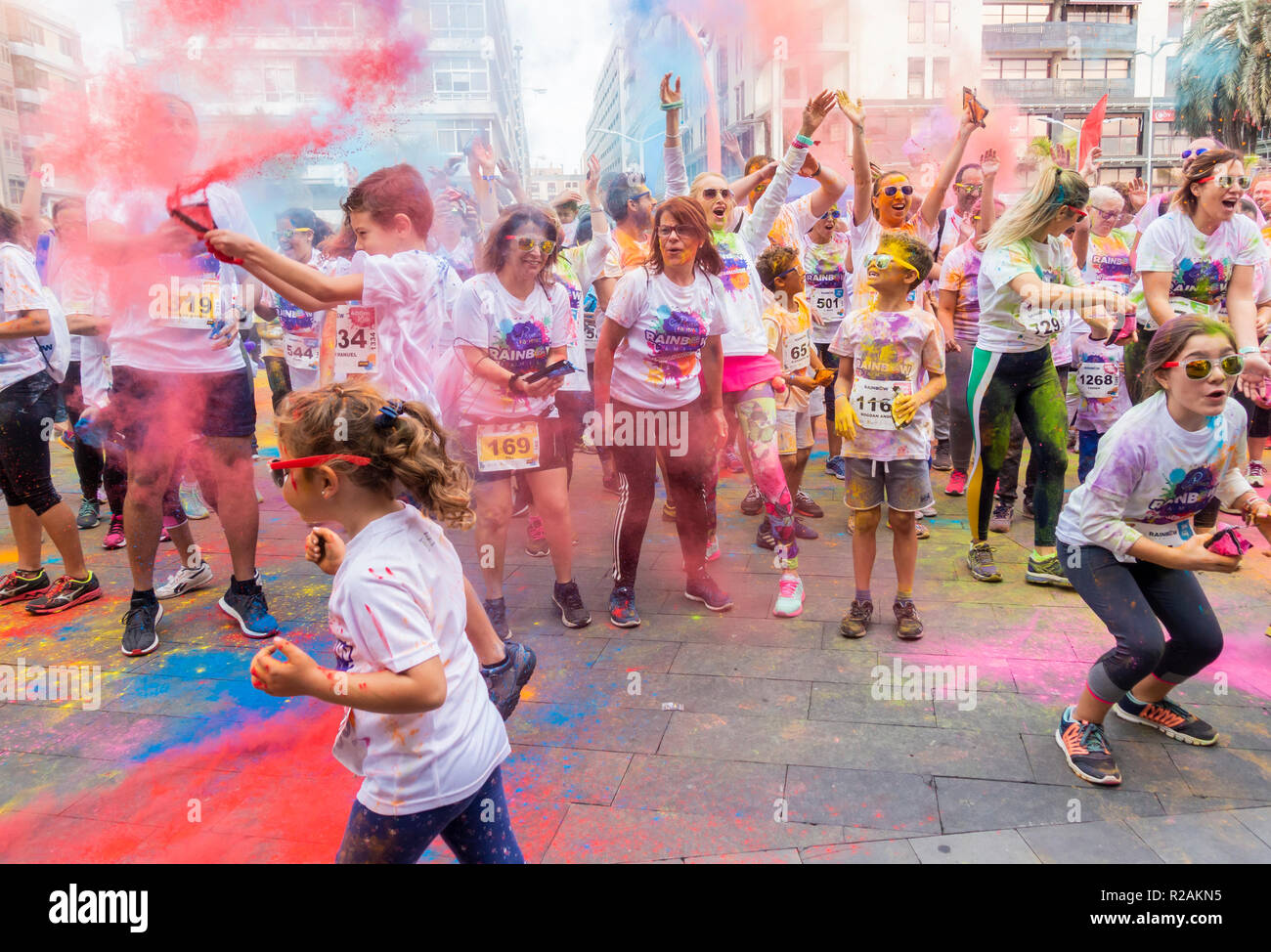 Las Palmas, Gran Canaria, Îles Canaries, Espagne. 18 novembre 2018. Beaucoup de couleur au Rainbow fun run Zumba réchauffer à Las Palmas, la capitale de Gran Canaria. Le fun run est de l'aide d'enfants luttant contre le cancer. Credit : ALAN DAWSON/Alamy Live News Banque D'Images Las Palmas, Gran Canaria, Îles Canaries, Espagne. 18 novembre 2018. Beaucoup de couleur au Rainbow fun run Zumba réchauffer à Las Palmas, la capitale de Gran Canaria. Le fun run est de l'aide d'enfants luttant contre le cancer. Credit : ALAN DAWSON/Alamy Live News Banque D'Images