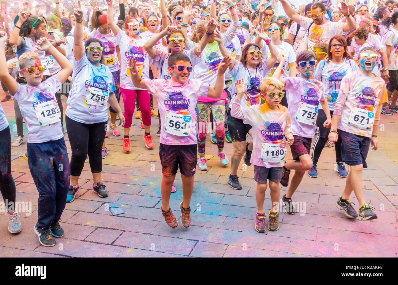 Las Palmas, Gran Canaria, Îles Canaries, Espagne. 18 novembre 2018. Beaucoup de couleur au Rainbow fun run Zumba réchauffer à Las Palmas, la capitale de Gran Canaria. Le fun run est de l'aide d'enfants luttant contre le cancer. Credit : ALAN DAWSON/Alamy Live News Banque D'Images Las Palmas, Gran Canaria, Îles Canaries, Espagne. 18 novembre 2018. Beaucoup de couleur au Rainbow fun run Zumba réchauffer à Las Palmas, la capitale de Gran Canaria. Le fun run est de l'aide d'enfants luttant contre le cancer. Credit : ALAN DAWSON/Alamy Live News Banque D'Images