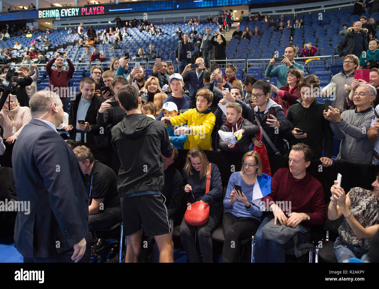 O2, Londres, Royaume-Uni. 18 novembre, 2018. Centre court à l'O2 se prépare pour le jour des finales de l'ATP 2018. Finale Nitto Novak Djokovic prend part à un début d'après-midi pratique d'échauffement sur le Court central avant de signer des autographes pour courtside fans. Il joue dans le dernier Alexander Zverev, à 18 heures. Credit : Malcolm Park/Alamy Live News. Banque D'Images