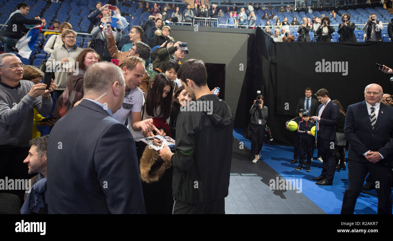 O2, Londres, Royaume-Uni. 18 novembre, 2018. Centre court à l'O2 se prépare pour le jour des finales de l'ATP 2018. Finale Nitto Novak Djokovic prend part à un début d'après-midi pratique d'échauffement sur le Court central avant de signer des autographes pour courtside fans. Il joue dans le dernier Alexander Zverev, à 18 heures. Credit : Malcolm Park/Alamy Live News. Banque D'Images