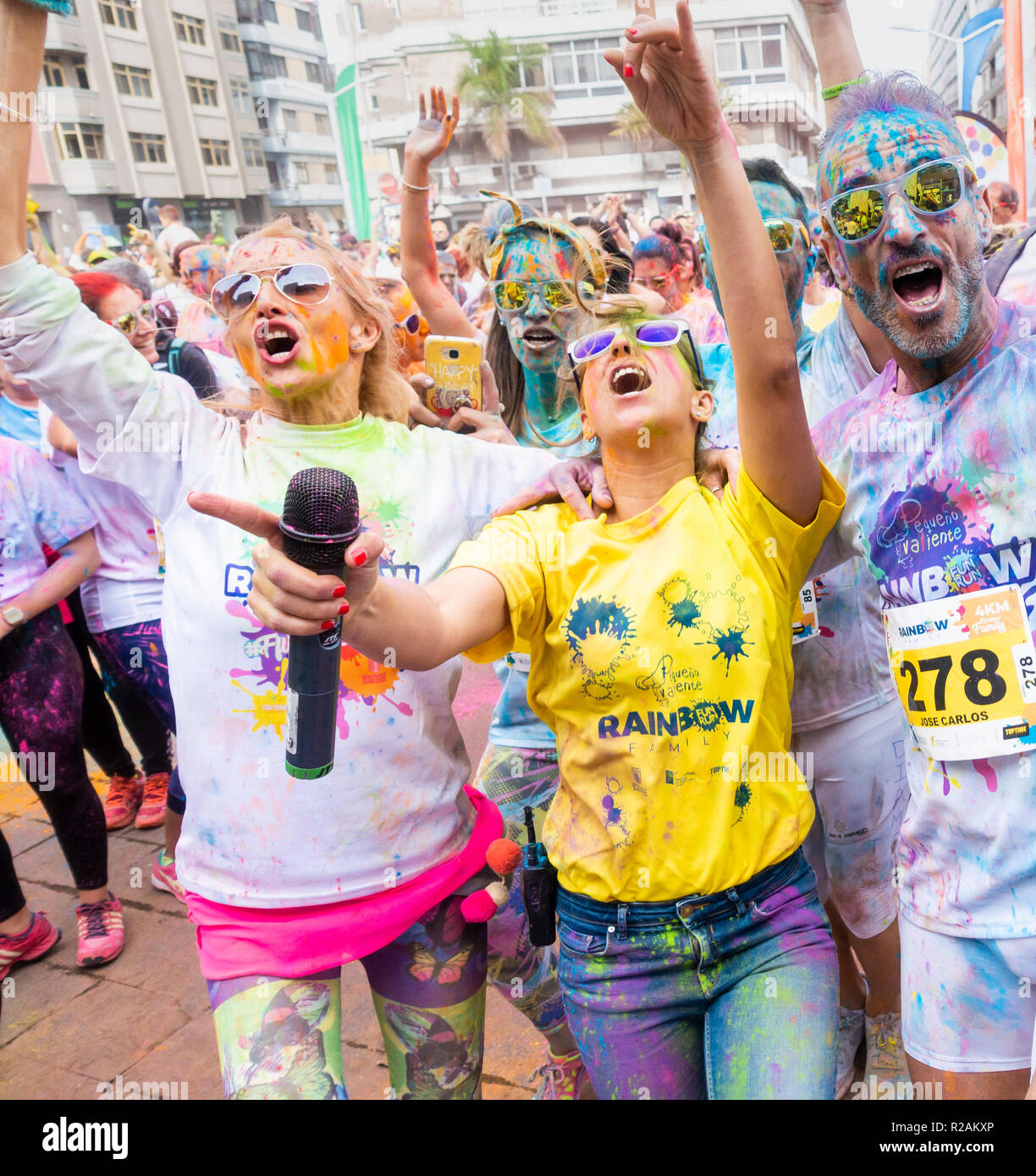 Las Palmas, Gran Canaria, Îles Canaries, Espagne. 18 novembre 2018. Beaucoup de couleur au Rainbow fun run Zumba réchauffer à Las Palmas, la capitale de Gran Canaria. Le fun run est de l'aide d'enfants luttant contre le cancer. Credit : ALAN DAWSON/Alamy Live News Banque D'Images Las Palmas, Gran Canaria, Îles Canaries, Espagne. 18 novembre 2018. Beaucoup de couleur au Rainbow fun run Zumba réchauffer à Las Palmas, la capitale de Gran Canaria. Le fun run est de l'aide d'enfants luttant contre le cancer. Credit : ALAN DAWSON/Alamy Live News Banque D'Images