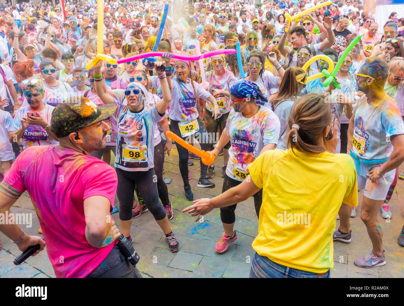 Las Palmas, Gran Canaria, Îles Canaries, Espagne. 18 novembre 2018. Beaucoup de couleur au Rainbow fun run Zumba réchauffer à Las Palmas, la capitale de Gran Canaria. Le fun run est de l'aide d'enfants luttant contre le cancer. Credit : ALAN DAWSON/Alamy Live News Banque D'Images Las Palmas, Gran Canaria, Îles Canaries, Espagne. 18 novembre 2018. Beaucoup de couleur au Rainbow fun run Zumba réchauffer à Las Palmas, la capitale de Gran Canaria. Le fun run est de l'aide d'enfants luttant contre le cancer. Credit : ALAN DAWSON/Alamy Live News Banque D'Images