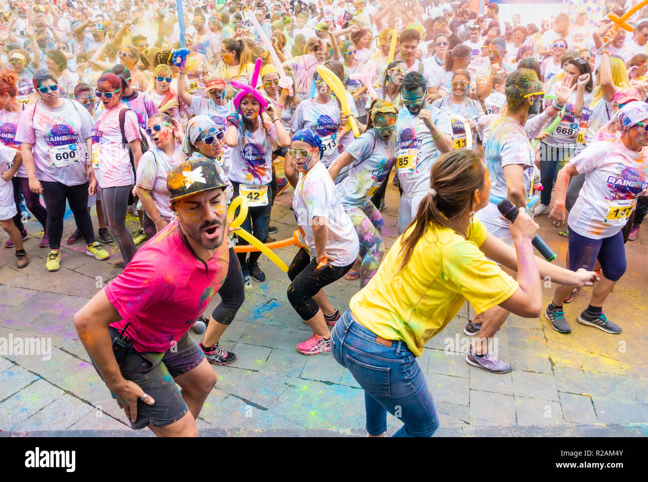 Las Palmas, Gran Canaria, Îles Canaries, Espagne. 18 novembre 2018. Beaucoup de couleur au Rainbow fun run Zumba réchauffer à Las Palmas, la capitale de Gran Canaria. Le fun run est de l'aide d'enfants luttant contre le cancer. Credit : ALAN DAWSON/Alamy Live News Banque D'Images Las Palmas, Gran Canaria, Îles Canaries, Espagne. 18 novembre 2018. Beaucoup de couleur au Rainbow fun run Zumba réchauffer à Las Palmas, la capitale de Gran Canaria. Le fun run est de l'aide d'enfants luttant contre le cancer. Credit : ALAN DAWSON/Alamy Live News Banque D'Images