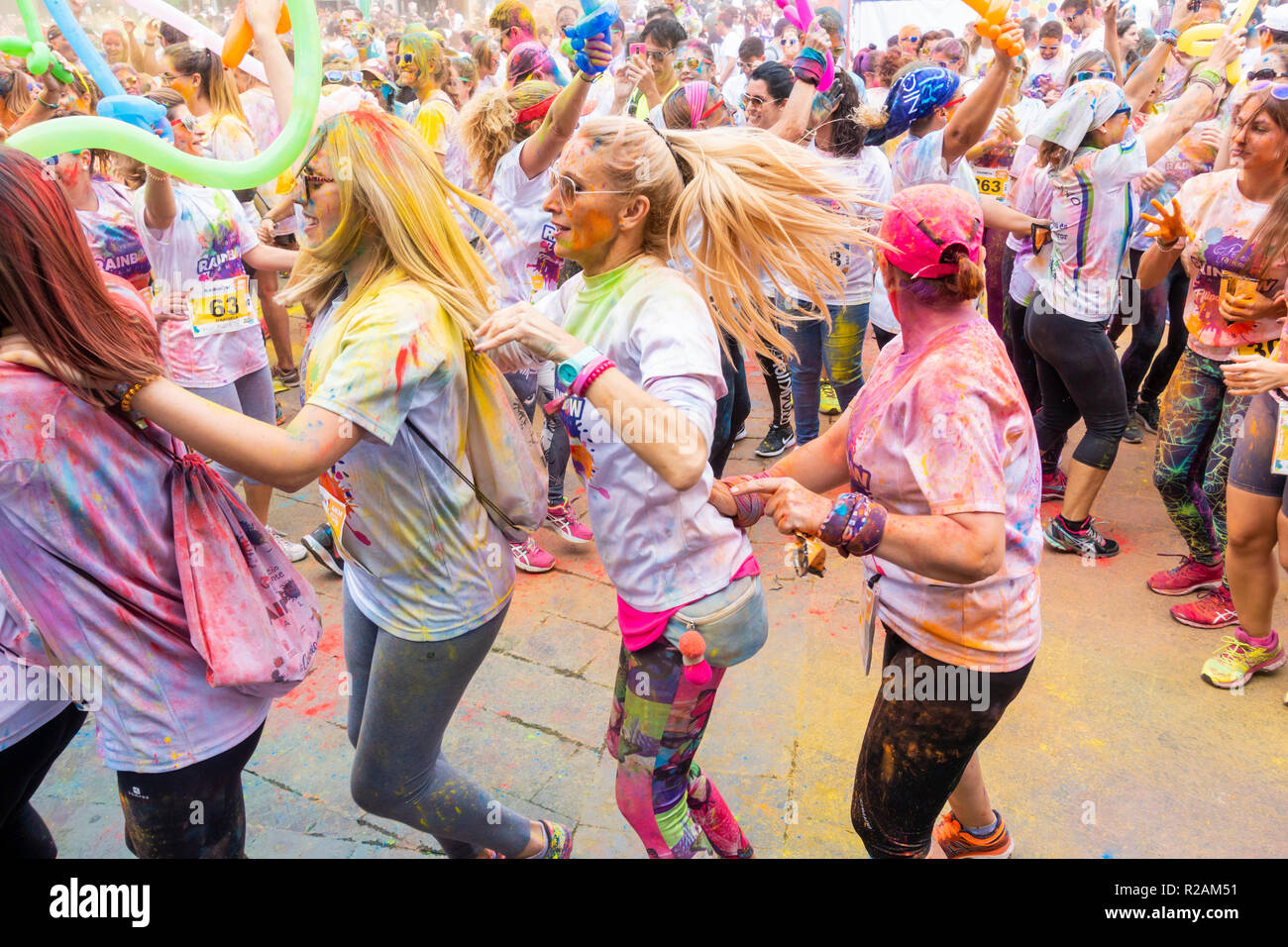 Las Palmas, Gran Canaria, Îles Canaries, Espagne. 18 novembre 2018. Beaucoup de couleur au Rainbow fun run Zumba réchauffer à Las Palmas, la capitale de Gran Canaria. Le fun run est de l'aide d'enfants luttant contre le cancer. Credit : ALAN DAWSON/Alamy Live News Banque D'Images Las Palmas, Gran Canaria, Îles Canaries, Espagne. 18 novembre 2018. Beaucoup de couleur au Rainbow fun run Zumba réchauffer à Las Palmas, la capitale de Gran Canaria. Le fun run est de l'aide d'enfants luttant contre le cancer. Credit : ALAN DAWSON/Alamy Live News Banque D'Images