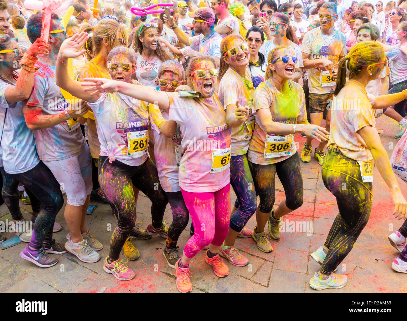 Las Palmas, Gran Canaria, Îles Canaries, Espagne. 18 novembre 2018. Beaucoup de couleur au Rainbow fun run Zumba réchauffer à Las Palmas, la capitale de Gran Canaria. Le fun run est de l'aide d'enfants luttant contre le cancer. Credit : ALAN DAWSON/Alamy Live News Banque D'Images Las Palmas, Gran Canaria, Îles Canaries, Espagne. 18 novembre 2018. Beaucoup de couleur au Rainbow fun run Zumba réchauffer à Las Palmas, la capitale de Gran Canaria. Le fun run est de l'aide d'enfants luttant contre le cancer. Credit : ALAN DAWSON/Alamy Live News Banque D'Images