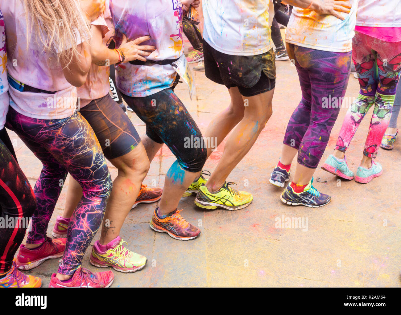 Las Palmas, Gran Canaria, Îles Canaries, Espagne. 18 novembre 2018. Beaucoup de couleur au Rainbow fun run Zumba réchauffer à Las Palmas, la capitale de Gran Canaria. Le fun run est de l'aide d'enfants luttant contre le cancer. Credit : ALAN DAWSON/Alamy Live News Banque D'Images Las Palmas, Gran Canaria, Îles Canaries, Espagne. 18 novembre 2018. Beaucoup de couleur au Rainbow fun run Zumba réchauffer à Las Palmas, la capitale de Gran Canaria. Le fun run est de l'aide d'enfants luttant contre le cancer. Credit : ALAN DAWSON/Alamy Live News Banque D'Images
