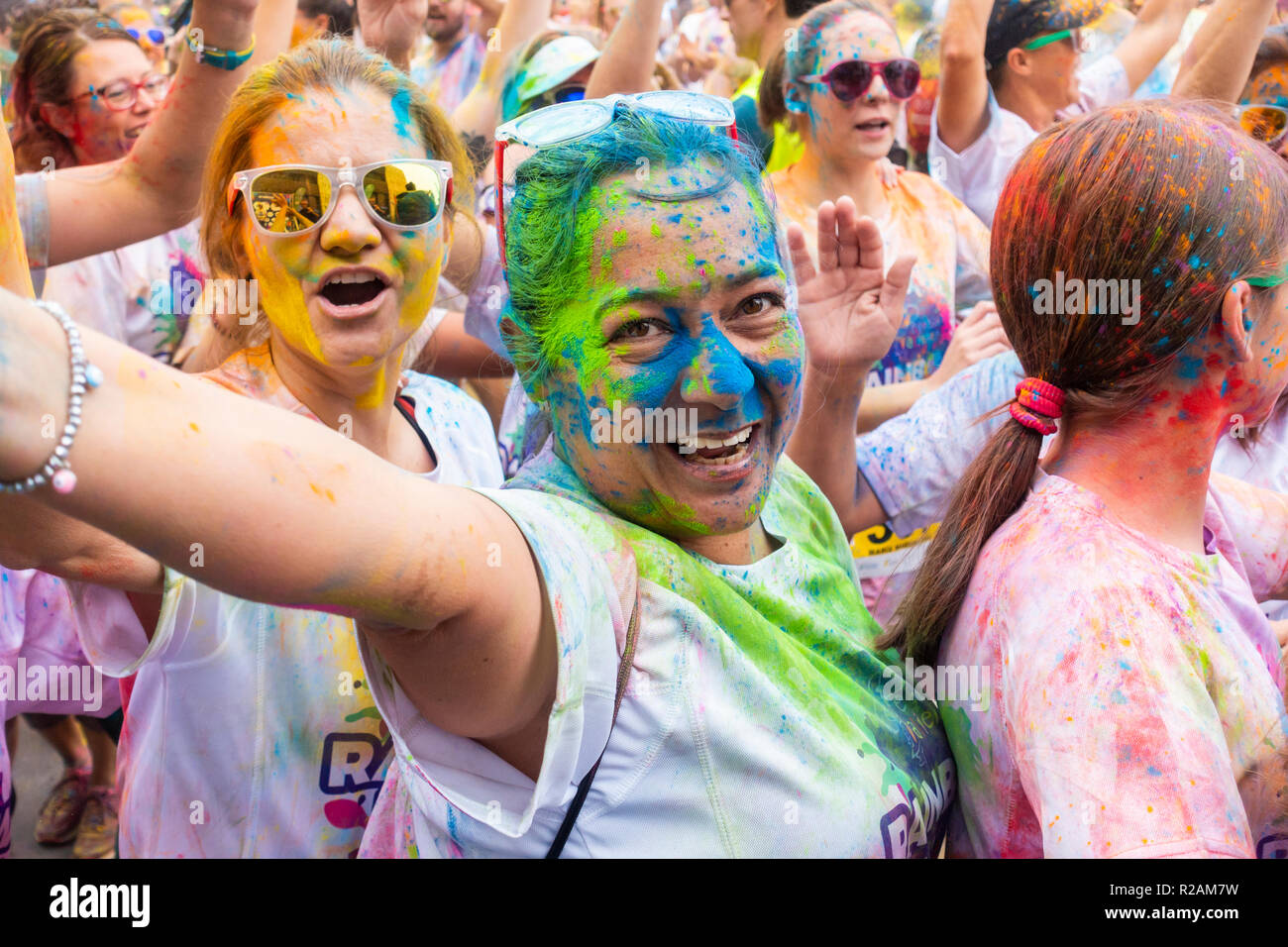 Las Palmas, Gran Canaria, Îles Canaries, Espagne. 18 novembre 2018. Beaucoup de couleur au Rainbow fun run Zumba réchauffer à Las Palmas, la capitale de Gran Canaria. Le fun run est de l'aide d'enfants luttant contre le cancer. Credit : ALAN DAWSON/Alamy Live News Banque D'Images Las Palmas, Gran Canaria, Îles Canaries, Espagne. 18 novembre 2018. Beaucoup de couleur au Rainbow fun run Zumba réchauffer à Las Palmas, la capitale de Gran Canaria. Le fun run est de l'aide d'enfants luttant contre le cancer. Credit : ALAN DAWSON/Alamy Live News Banque D'Images
