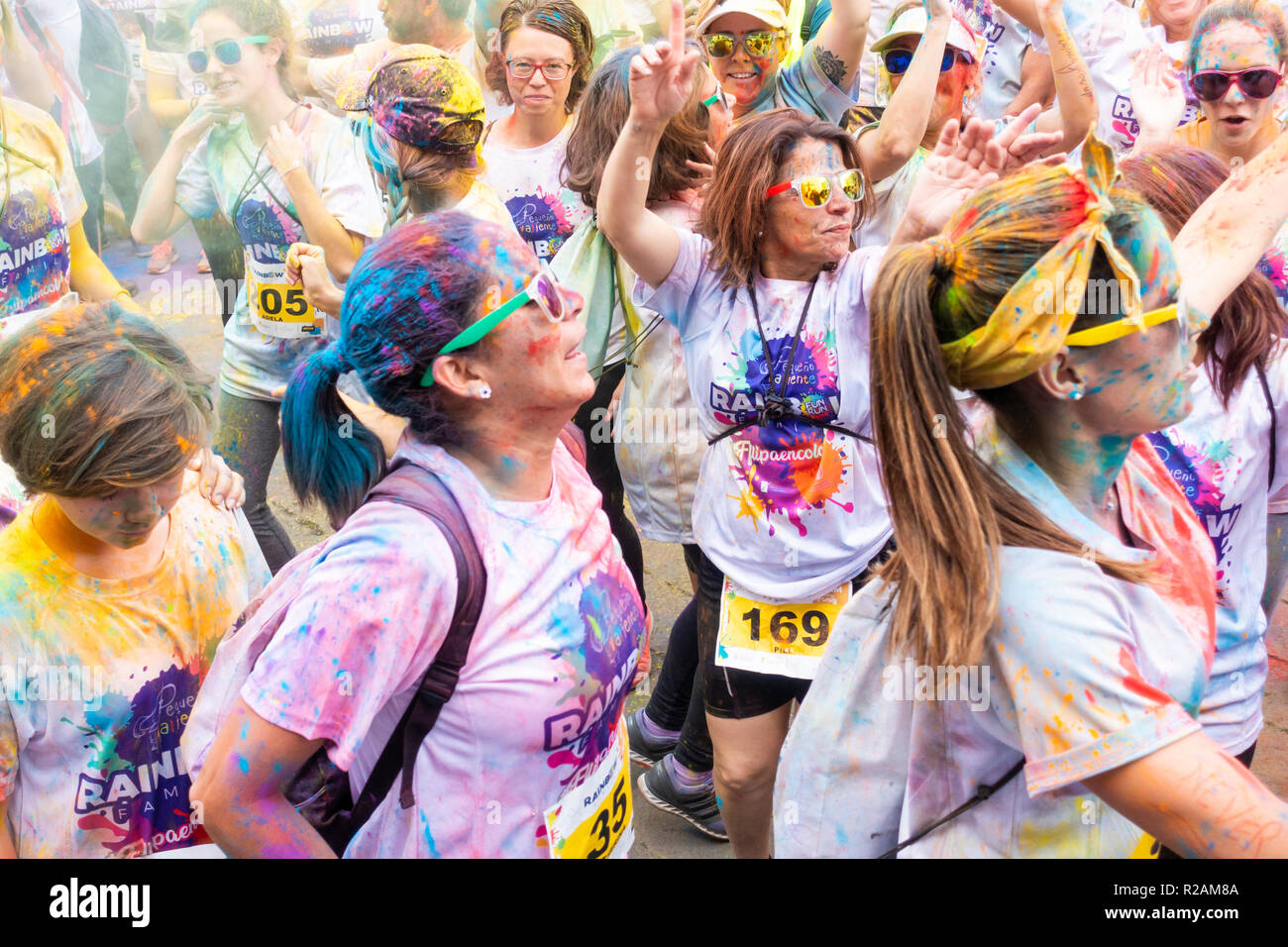 Las Palmas, Gran Canaria, Îles Canaries, Espagne. 18 novembre 2018. Beaucoup de couleur au Rainbow fun run Zumba réchauffer à Las Palmas, la capitale de Gran Canaria. Le fun run est de l'aide d'enfants luttant contre le cancer. Credit : ALAN DAWSON/Alamy Live News Banque D'Images Las Palmas, Gran Canaria, Îles Canaries, Espagne. 18 novembre 2018. Beaucoup de couleur au Rainbow fun run Zumba réchauffer à Las Palmas, la capitale de Gran Canaria. Le fun run est de l'aide d'enfants luttant contre le cancer. Credit : ALAN DAWSON/Alamy Live News Banque D'Images