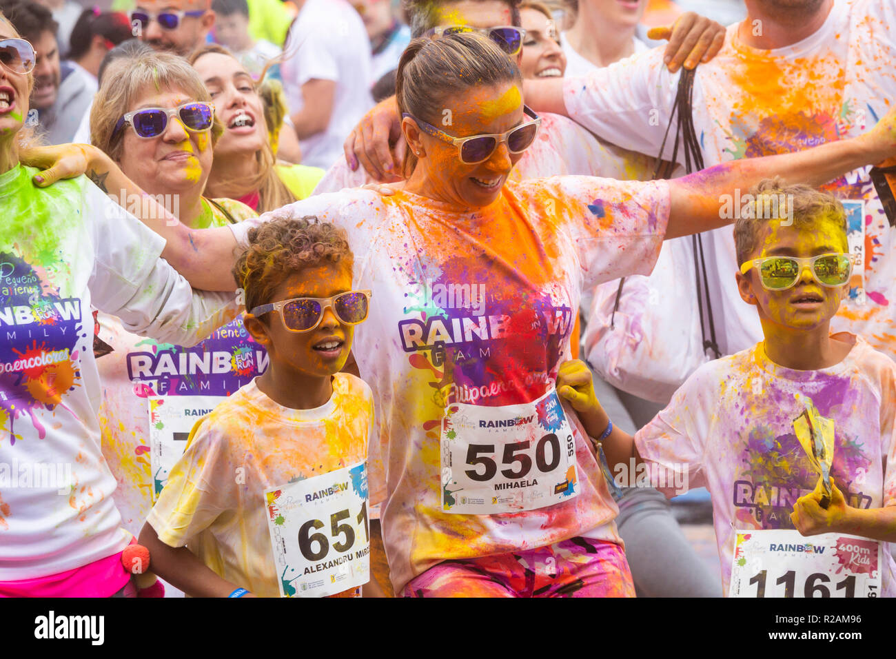 Las Palmas, Gran Canaria, Îles Canaries, Espagne. 18 novembre 2018. Beaucoup de couleur au Rainbow fun run Zumba réchauffer à Las Palmas, la capitale de Gran Canaria. Le fun run est de l'aide d'enfants luttant contre le cancer. Credit : ALAN DAWSON/Alamy Live News Banque D'Images Las Palmas, Gran Canaria, Îles Canaries, Espagne. 18 novembre 2018. Beaucoup de couleur au Rainbow fun run Zumba réchauffer à Las Palmas, la capitale de Gran Canaria. Le fun run est de l'aide d'enfants luttant contre le cancer. Credit : ALAN DAWSON/Alamy Live News Banque D'Images