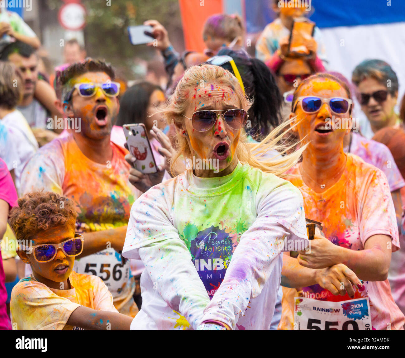 Las Palmas, Gran Canaria, Îles Canaries, Espagne. 18 novembre 2018. Beaucoup de couleur au Rainbow fun run Zumba réchauffer à Las Palmas, la capitale de Gran Canaria. Le fun run est de l'aide d'enfants luttant contre le cancer. Credit : ALAN DAWSON/Alamy Live News Banque D'Images Las Palmas, Gran Canaria, Îles Canaries, Espagne. 18 novembre 2018. Beaucoup de couleur au Rainbow fun run Zumba réchauffer à Las Palmas, la capitale de Gran Canaria. Le fun run est de l'aide d'enfants luttant contre le cancer. Credit : ALAN DAWSON/Alamy Live News Banque D'Images