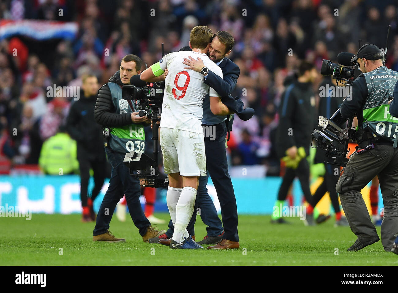 Londres, Royaume-Uni. 18 novembre 2018. Gestionnaire de l'Angleterre Gareth Southgate (droite) hugs Angleterre l'avant Harry Kane (9) (à gauche) après avoir gagné 2-1 au cours du match de l'UEFA Ligue des Nations Unies entre l'Angleterre et la Croatie au stade de Wembley, Londres, le dimanche 18 novembre 2018. (©MI News & Sport Ltd | Alamy Live News) Banque D'Images