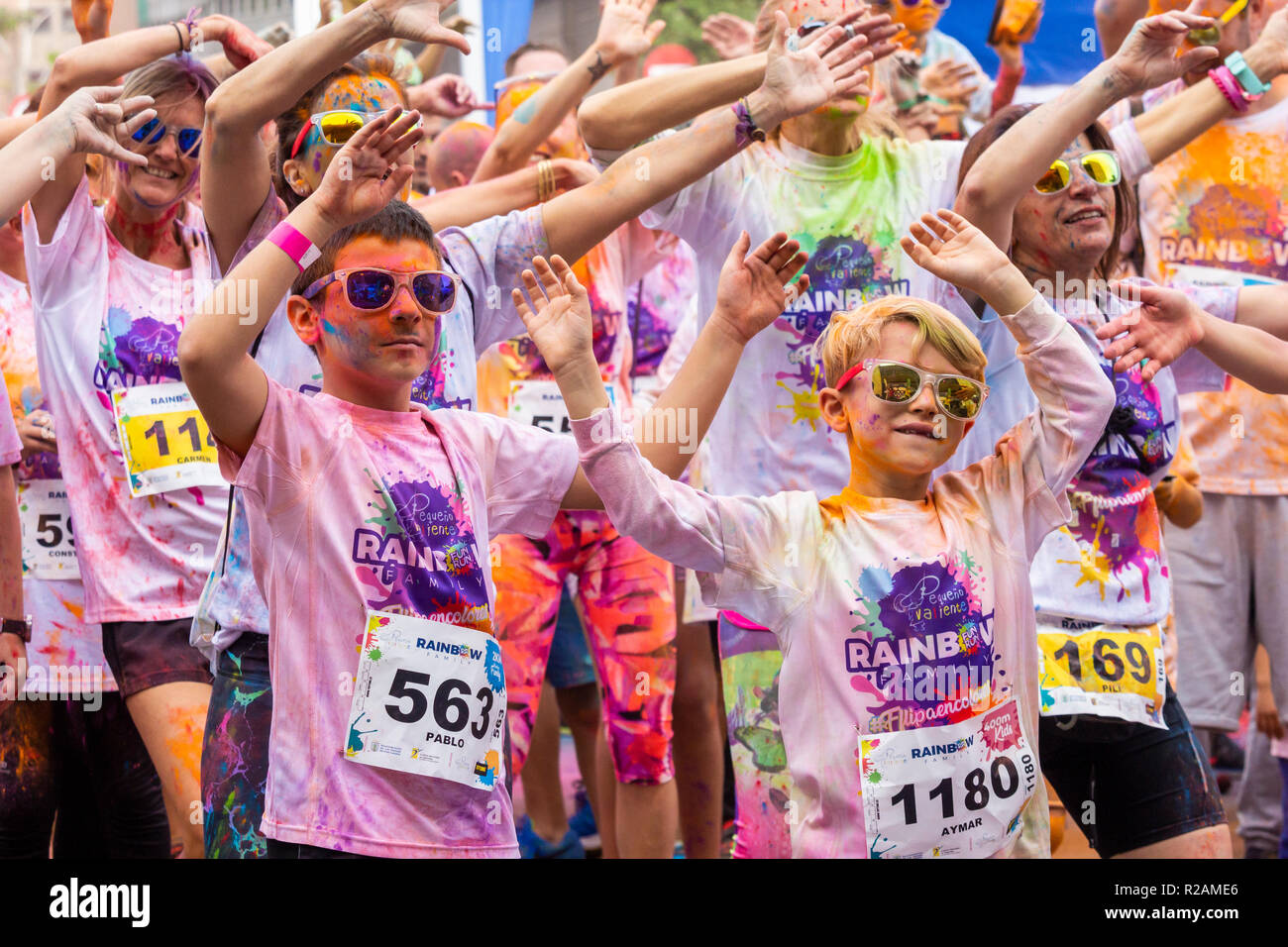 Las Palmas, Gran Canaria, Îles Canaries, Espagne. 18 novembre 2018. Beaucoup de couleur au Rainbow fun run Zumba réchauffer à Las Palmas, la capitale de Gran Canaria. Le fun run est de l'aide d'enfants luttant contre le cancer. Credit : ALAN DAWSON/Alamy Live News Banque D'Images Las Palmas, Gran Canaria, Îles Canaries, Espagne. 18 novembre 2018. Beaucoup de couleur au Rainbow fun run Zumba réchauffer à Las Palmas, la capitale de Gran Canaria. Le fun run est de l'aide d'enfants luttant contre le cancer. Credit : ALAN DAWSON/Alamy Live News Banque D'Images