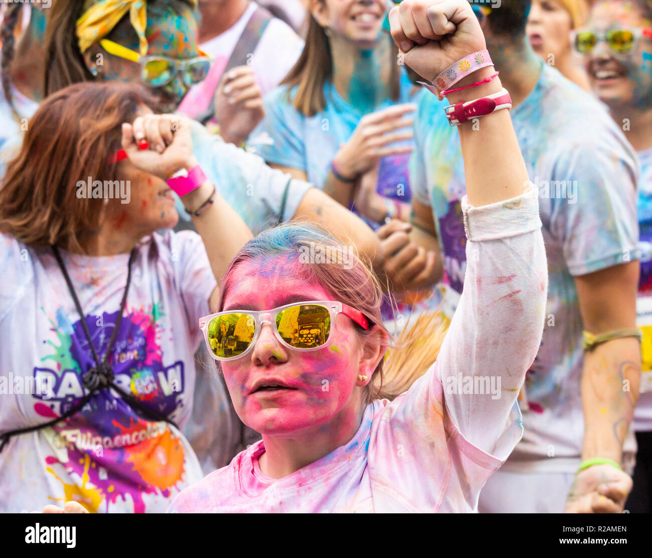 Las Palmas, Gran Canaria, Îles Canaries, Espagne. 18 novembre 2018. Beaucoup de couleur au Rainbow fun run Zumba réchauffer à Las Palmas, la capitale de Gran Canaria. Le fun run est de l'aide d'enfants luttant contre le cancer. Credit : ALAN DAWSON/Alamy Live News Banque D'Images Las Palmas, Gran Canaria, Îles Canaries, Espagne. 18 novembre 2018. Beaucoup de couleur au Rainbow fun run Zumba réchauffer à Las Palmas, la capitale de Gran Canaria. Le fun run est de l'aide d'enfants luttant contre le cancer. Credit : ALAN DAWSON/Alamy Live News Banque D'Images