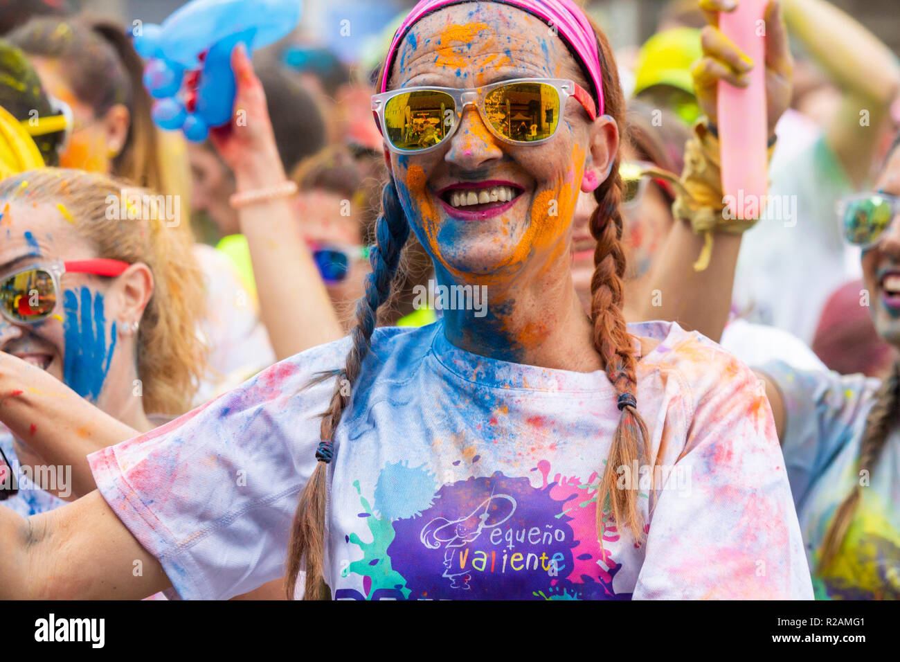 Las Palmas, Gran Canaria, Îles Canaries, Espagne. 18 novembre 2018. Beaucoup de couleur au Rainbow fun run Zumba réchauffer à Las Palmas, la capitale de Gran Canaria. Le fun run est de l'aide d'enfants luttant contre le cancer. Credit : ALAN DAWSON/Alamy Live News Banque D'Images Las Palmas, Gran Canaria, Îles Canaries, Espagne. 18 novembre 2018. Beaucoup de couleur au Rainbow fun run Zumba réchauffer à Las Palmas, la capitale de Gran Canaria. Le fun run est de l'aide d'enfants luttant contre le cancer. Credit : ALAN DAWSON/Alamy Live News Banque D'Images