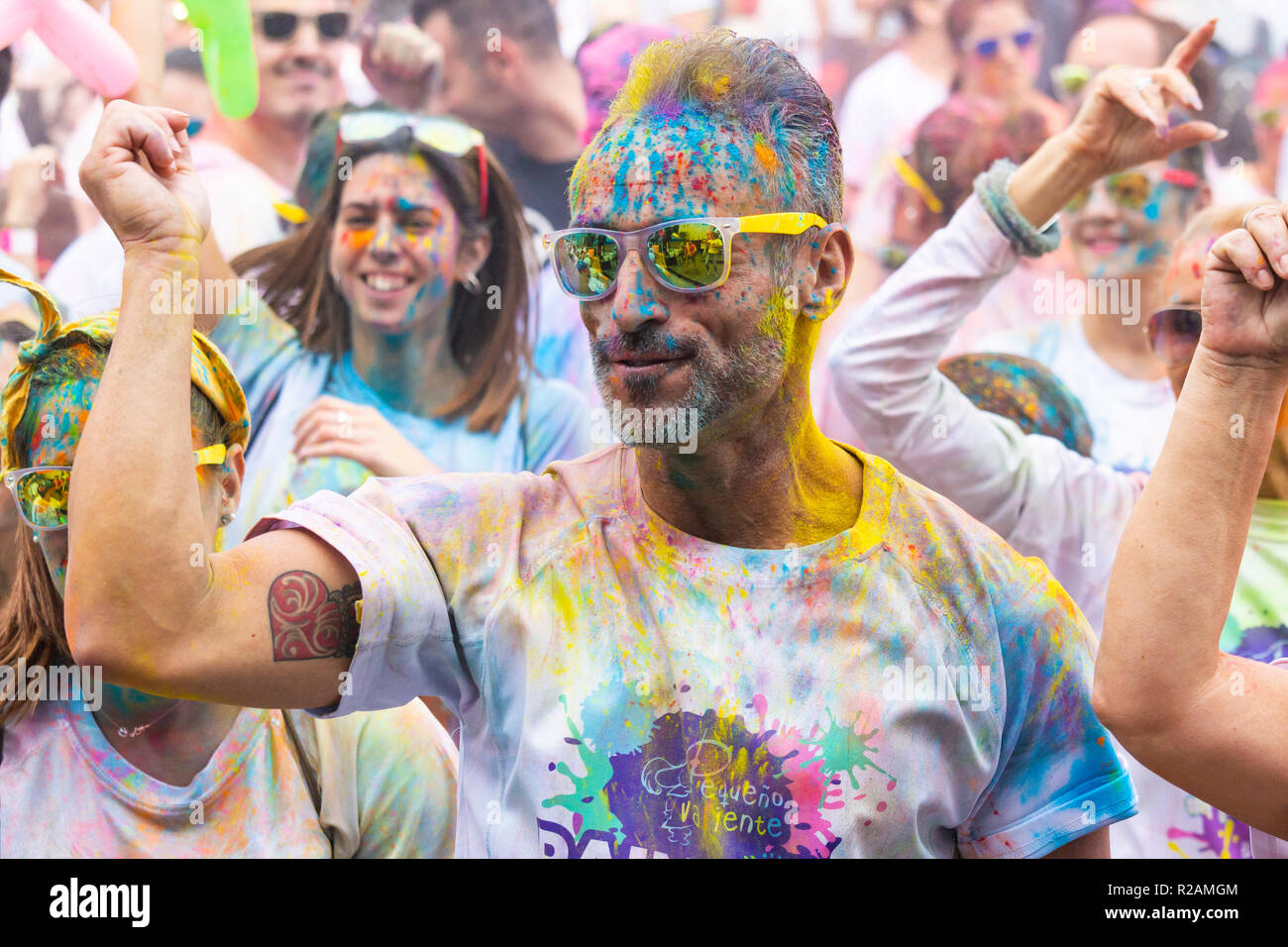 Las Palmas, Gran Canaria, Îles Canaries, Espagne. 18 novembre 2018. Beaucoup de couleur au Rainbow fun run Zumba réchauffer à Las Palmas, la capitale de Gran Canaria. Le fun run est de l'aide d'enfants luttant contre le cancer. Credit : ALAN DAWSON/Alamy Live News Banque D'Images Las Palmas, Gran Canaria, Îles Canaries, Espagne. 18 novembre 2018. Beaucoup de couleur au Rainbow fun run Zumba réchauffer à Las Palmas, la capitale de Gran Canaria. Le fun run est de l'aide d'enfants luttant contre le cancer. Credit : ALAN DAWSON/Alamy Live News Banque D'Images